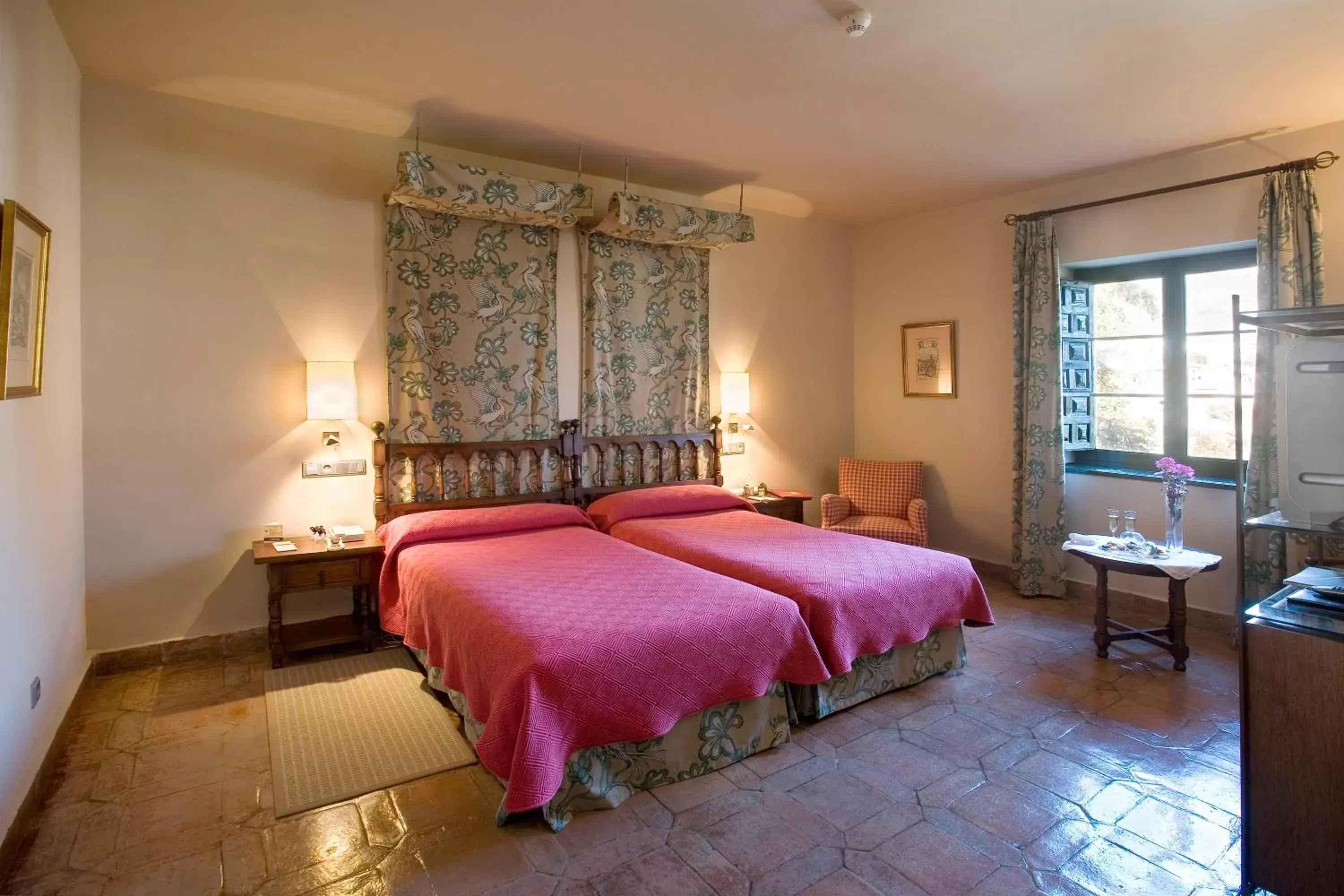 Photo of the whole room, Bed in Parador de Jarandilla de la Vera