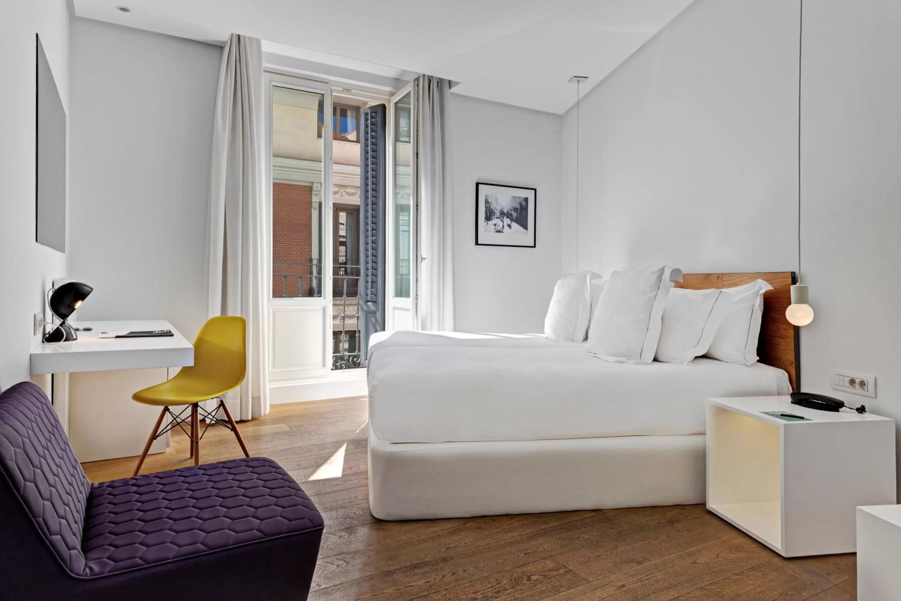 Photo of the whole room, Bed in One Shot Prado