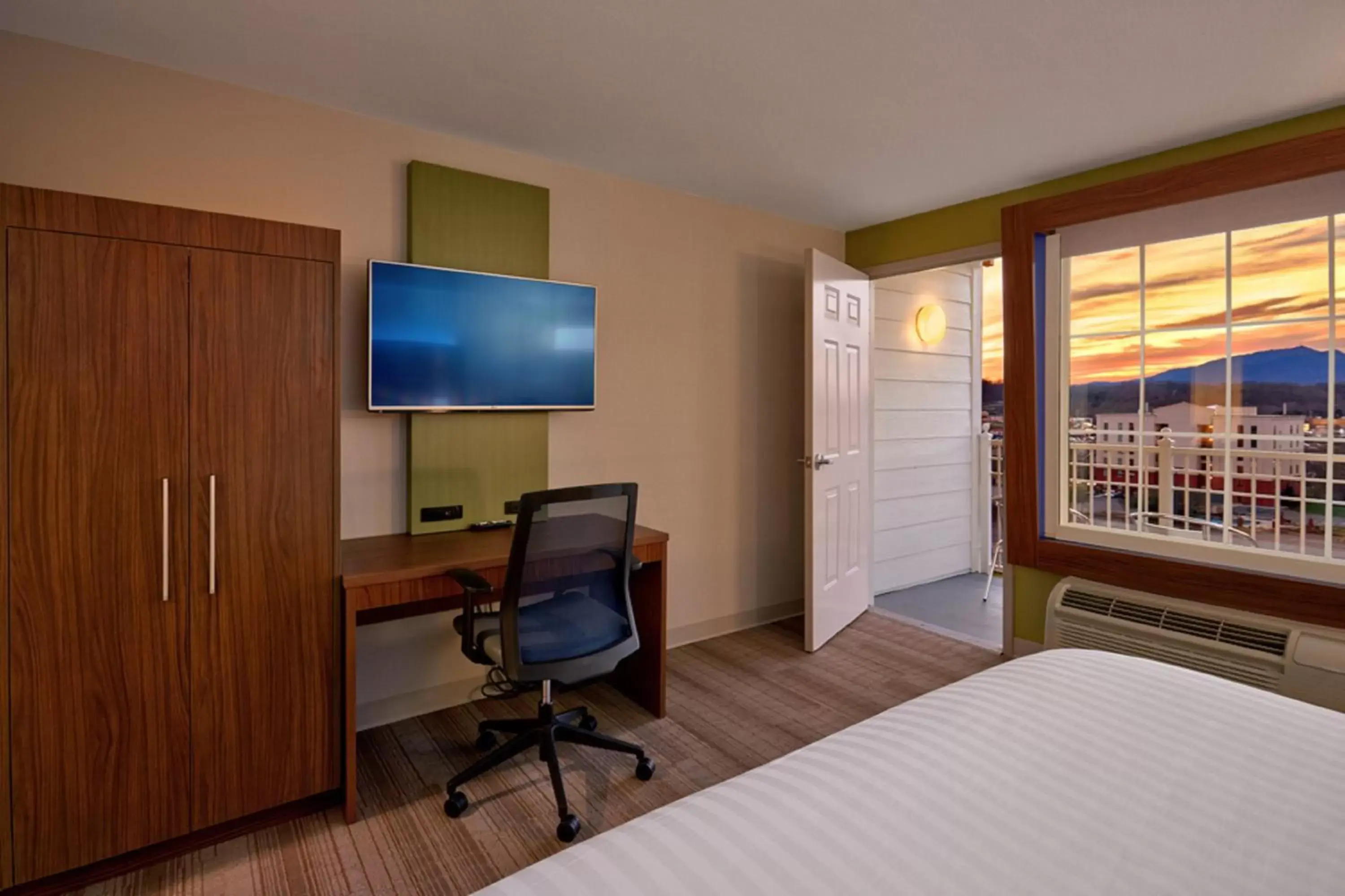 Photo of the whole room, TV/Entertainment Center in Holiday Inn Express Pigeon Forge – Sevierville, an IHG Hotel