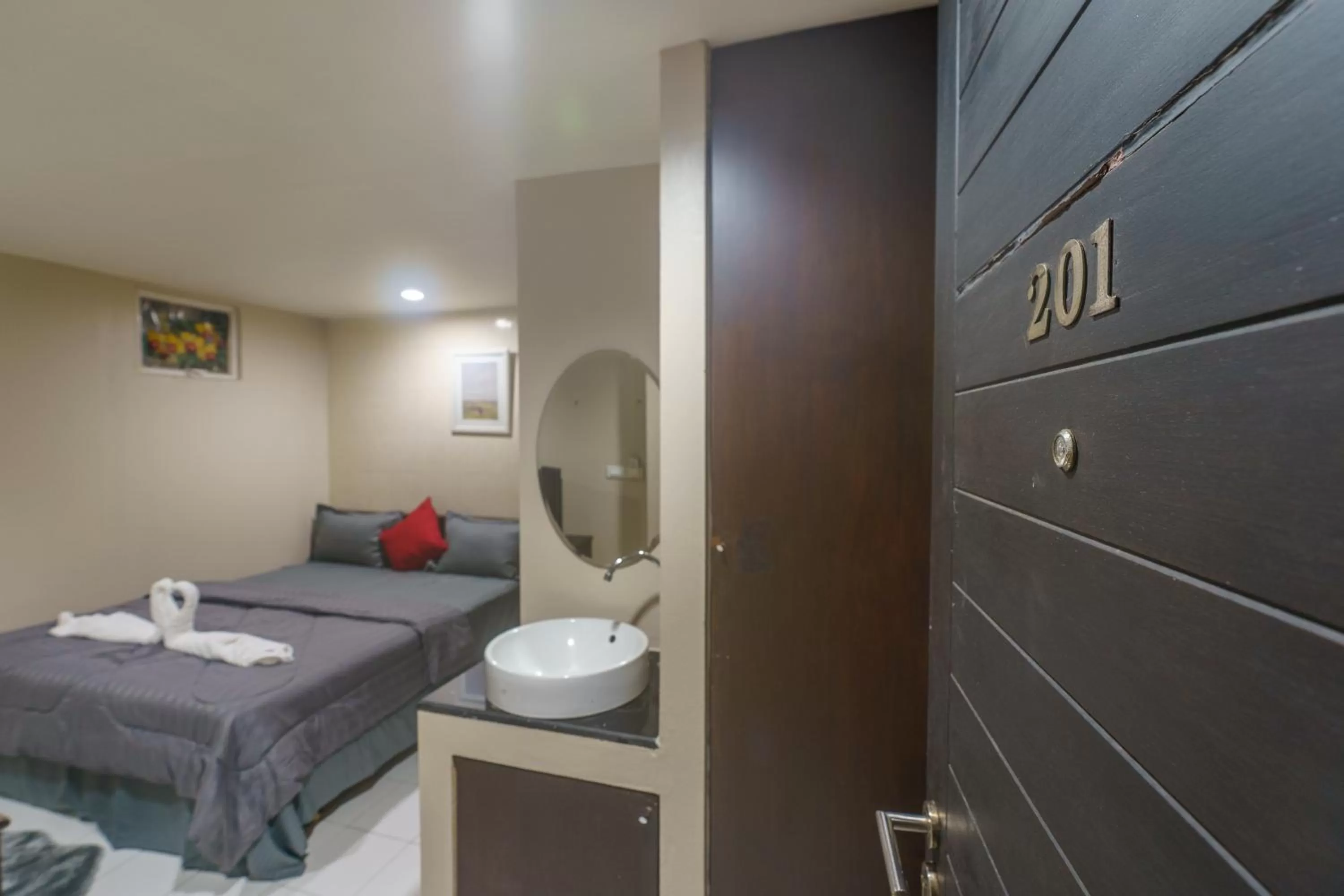 Bed, Bathroom in CheQinn Bed Sukhumvit 4 Nana Plaza