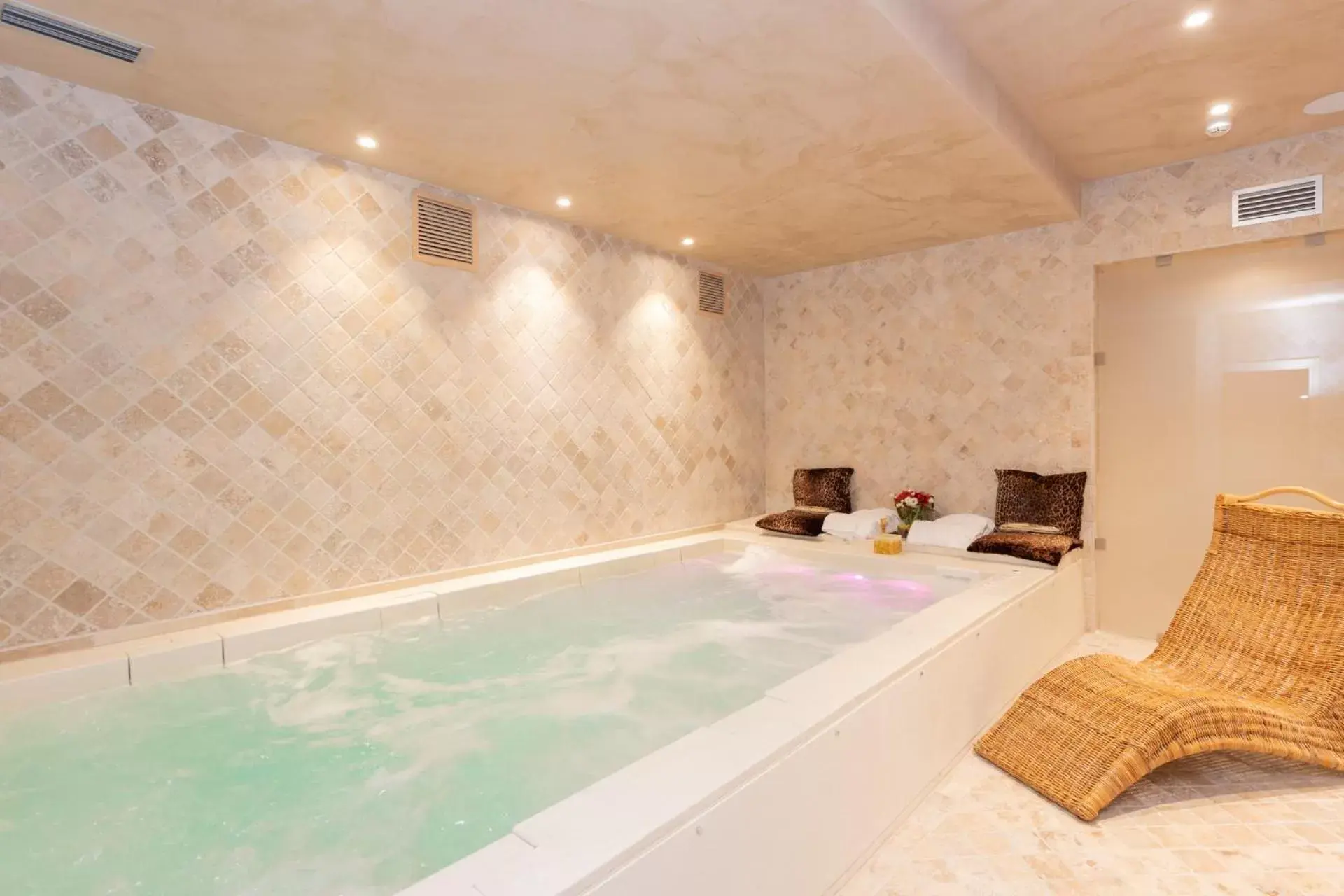 Hot Tub, Swimming Pool in Hotel Adler Cavalieri