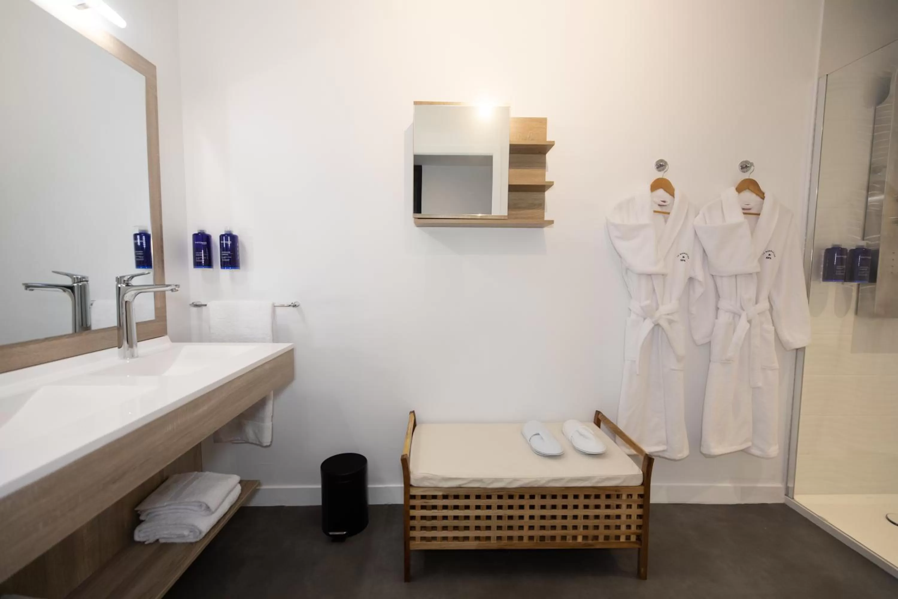 Bathroom in Le Barracuda & Spa, Centre Port, pieds dans l'eau, vue mer