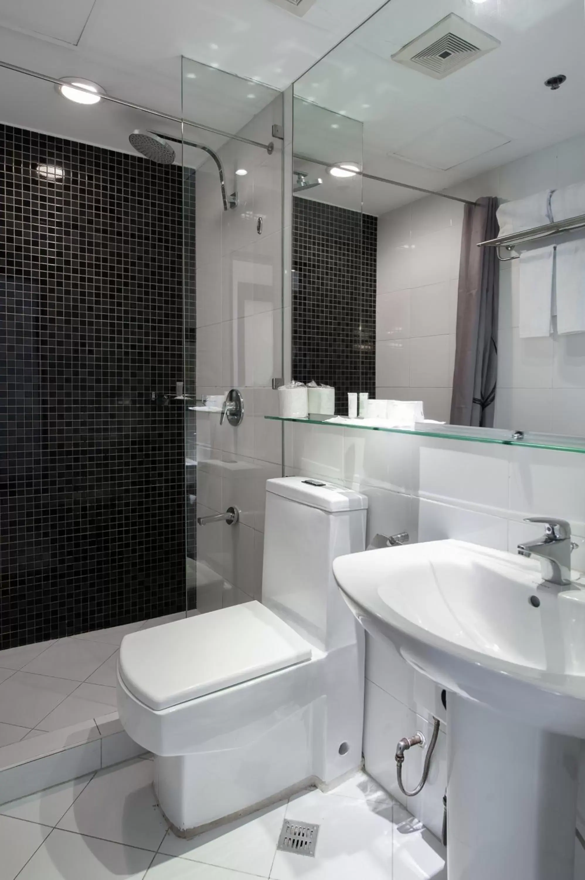 Bathroom in Y2 Residence Hotel Managed by HII