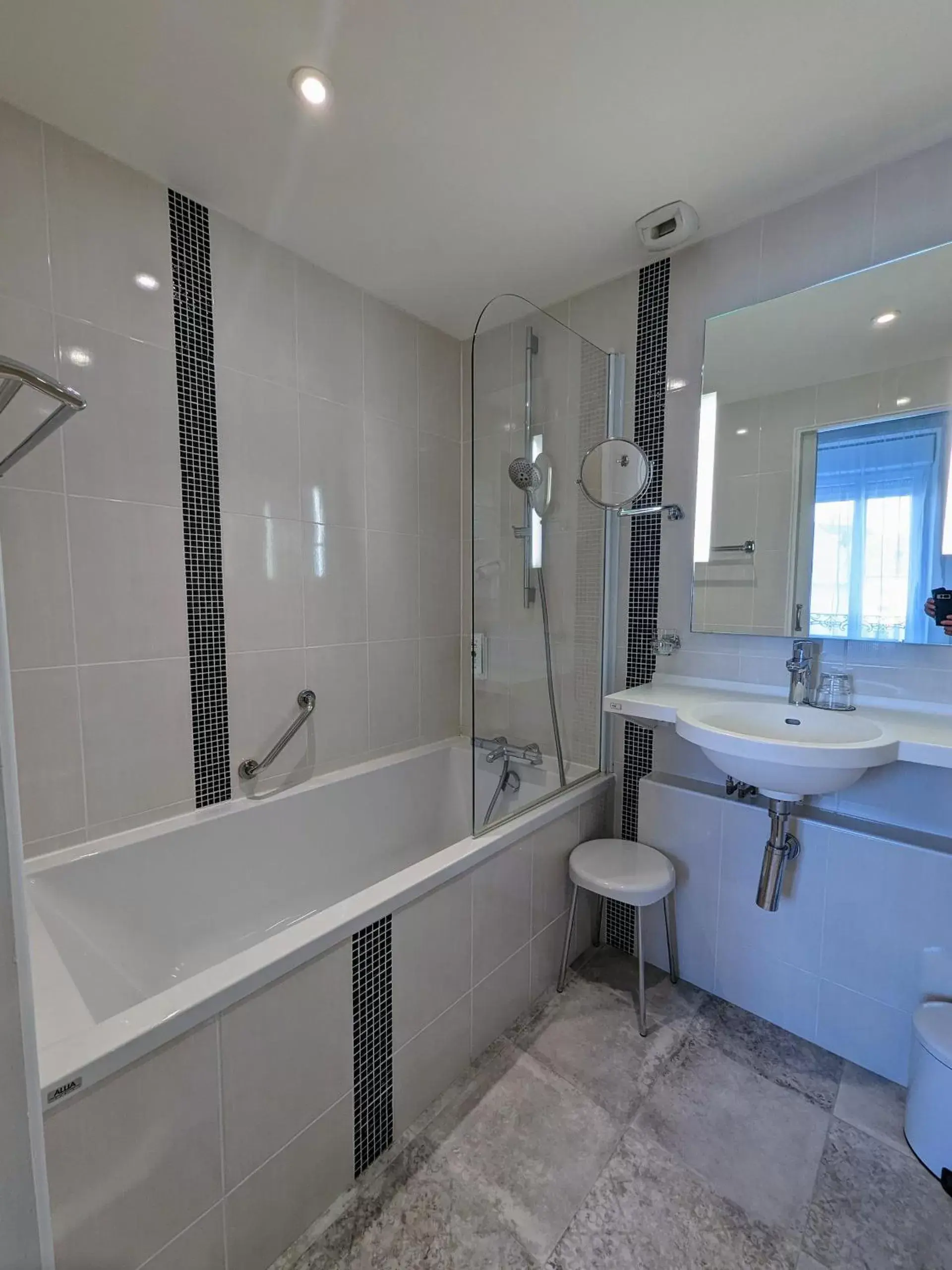 Bath, Bathroom in Arverna Cit'Hotel Vichy