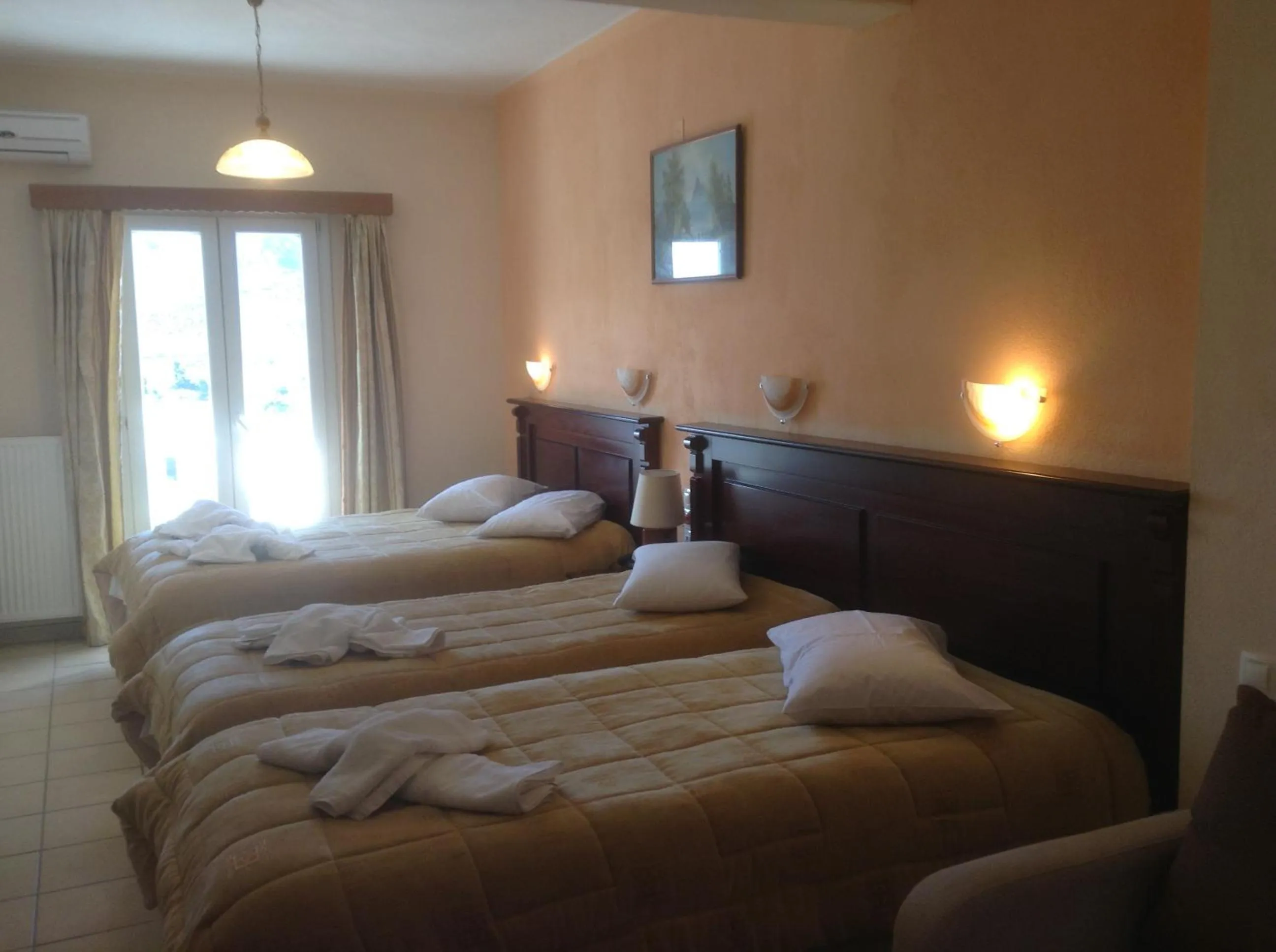 Bed in Hotel Kosta Famissi