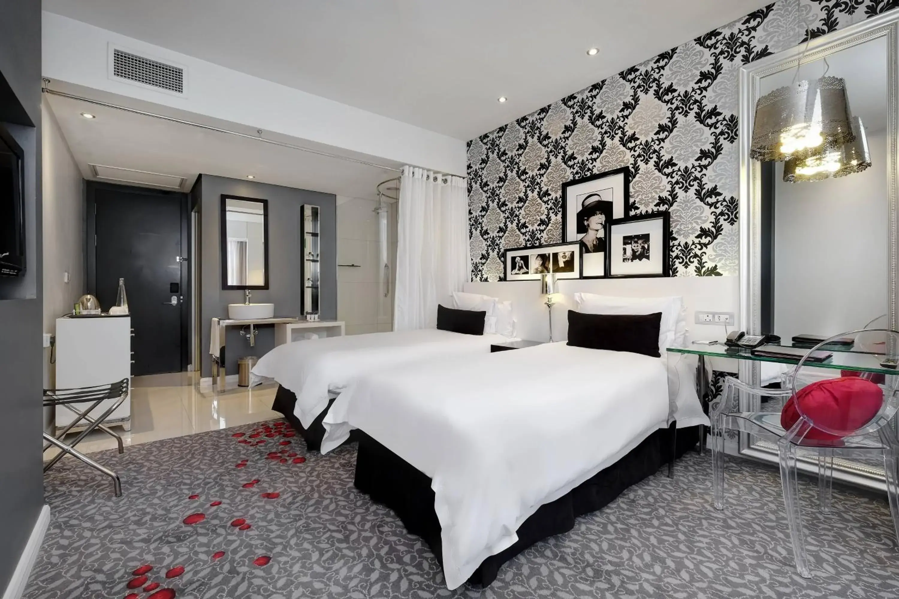 Photo of the whole room, Bed in Protea Hotel by Marriott Fire & Ice Johannesburg Melrose Arch