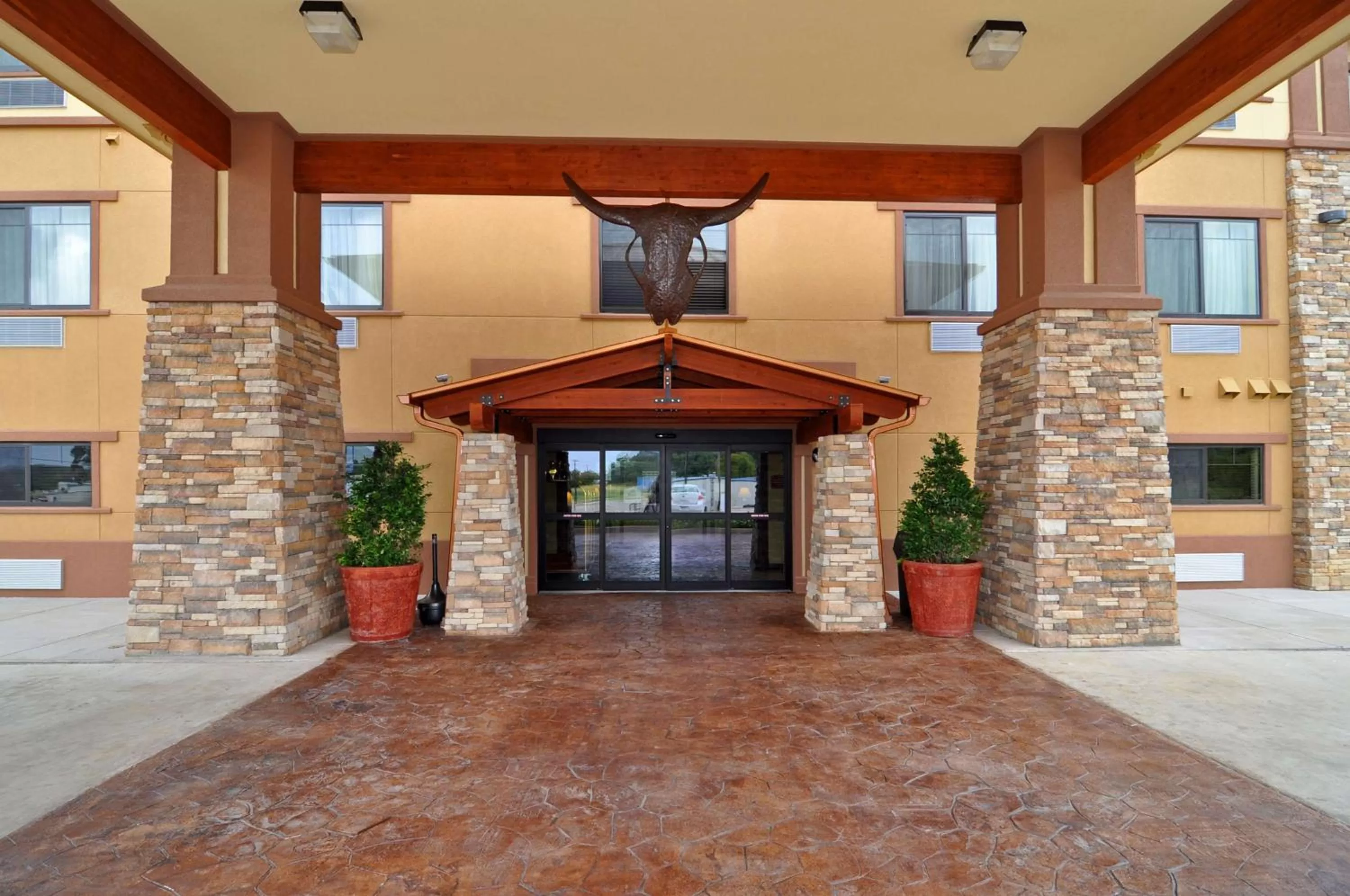 Property building in Best Western Plus Royal Mountain Inn & Suites