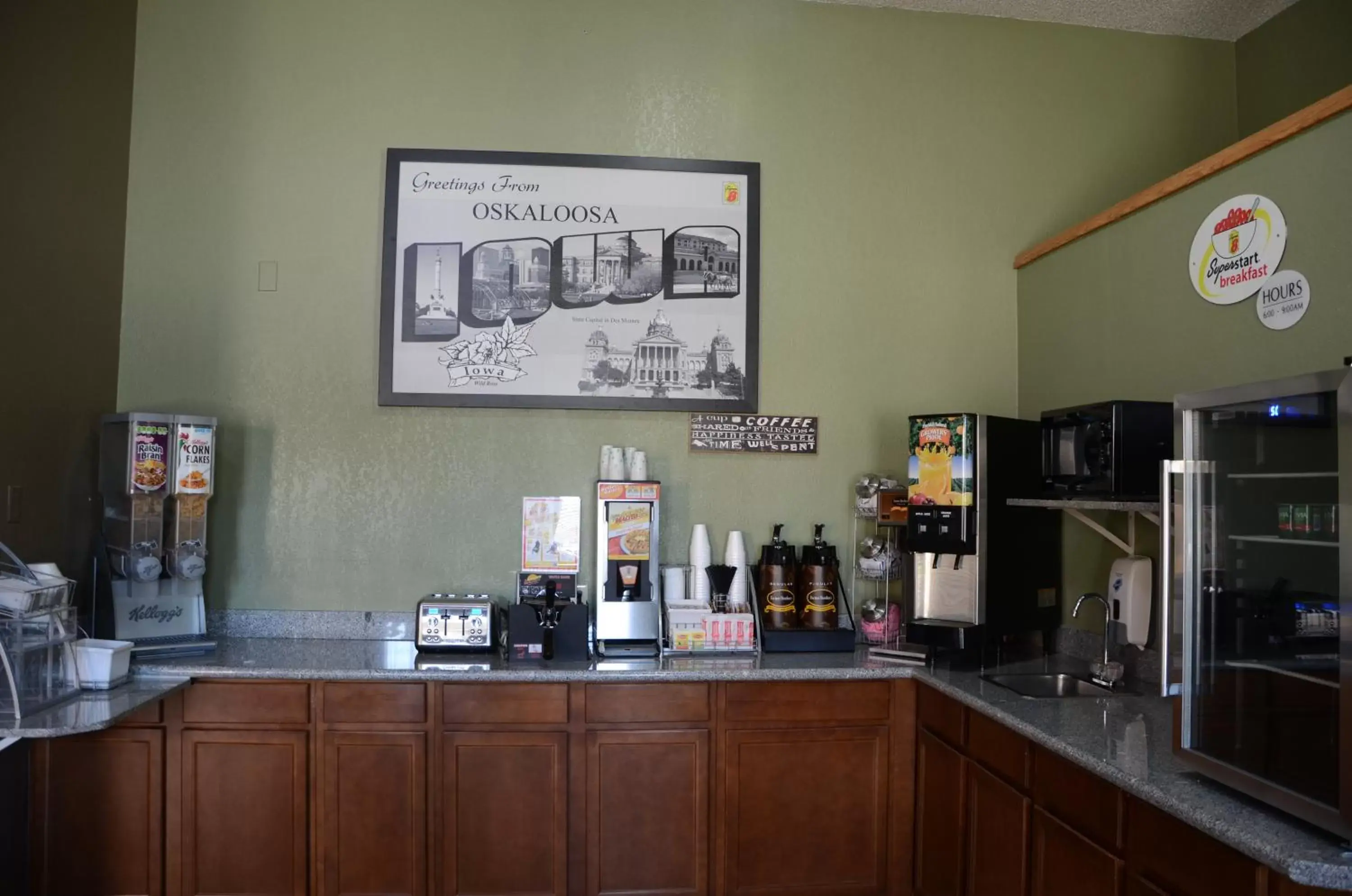 Coffee/tea facilities, Kitchen/Kitchenette in Super 8 by Wyndham Oskaloosa IA