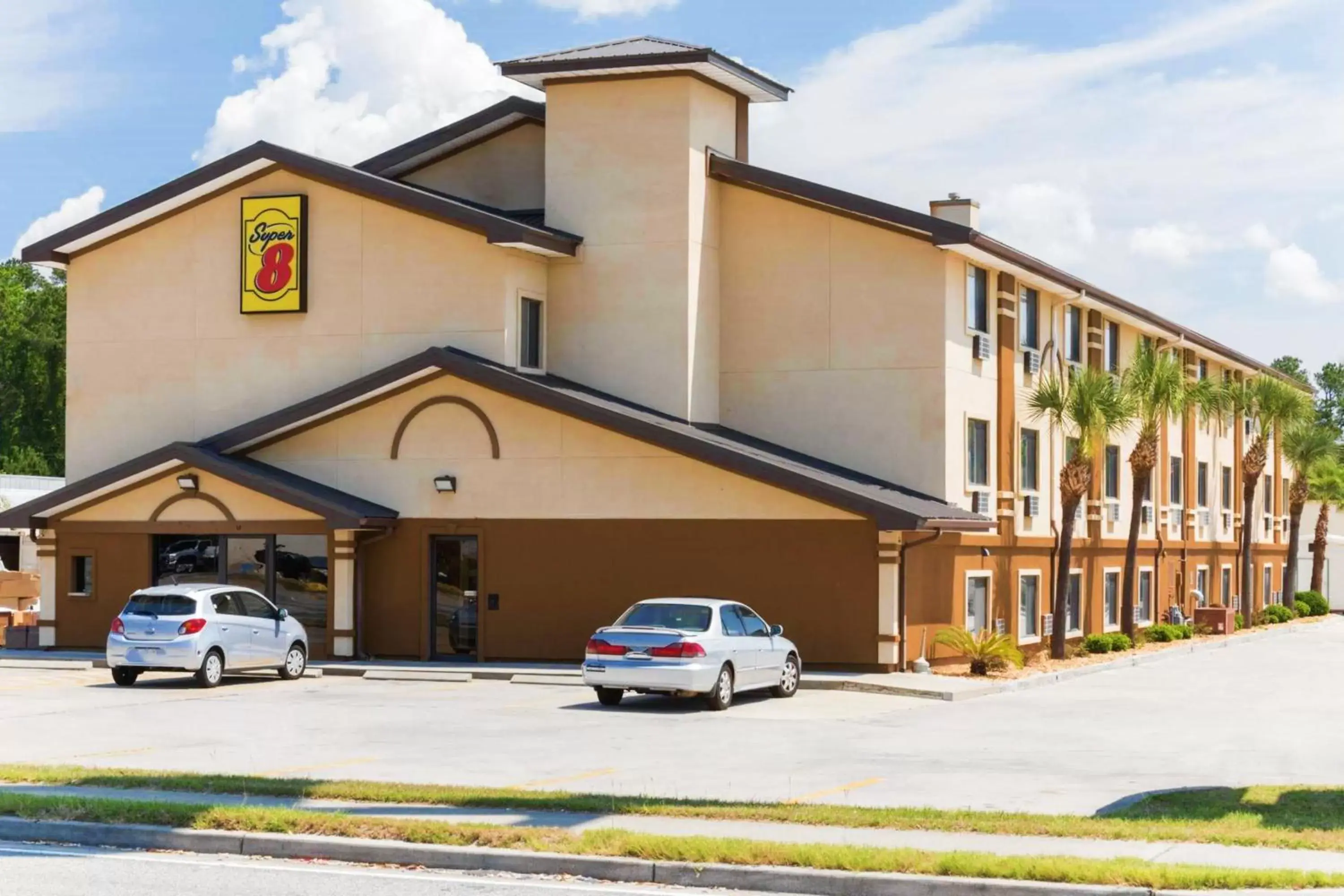 Property Building in Super 8 by Wyndham Brunswick/St Simons Island Area