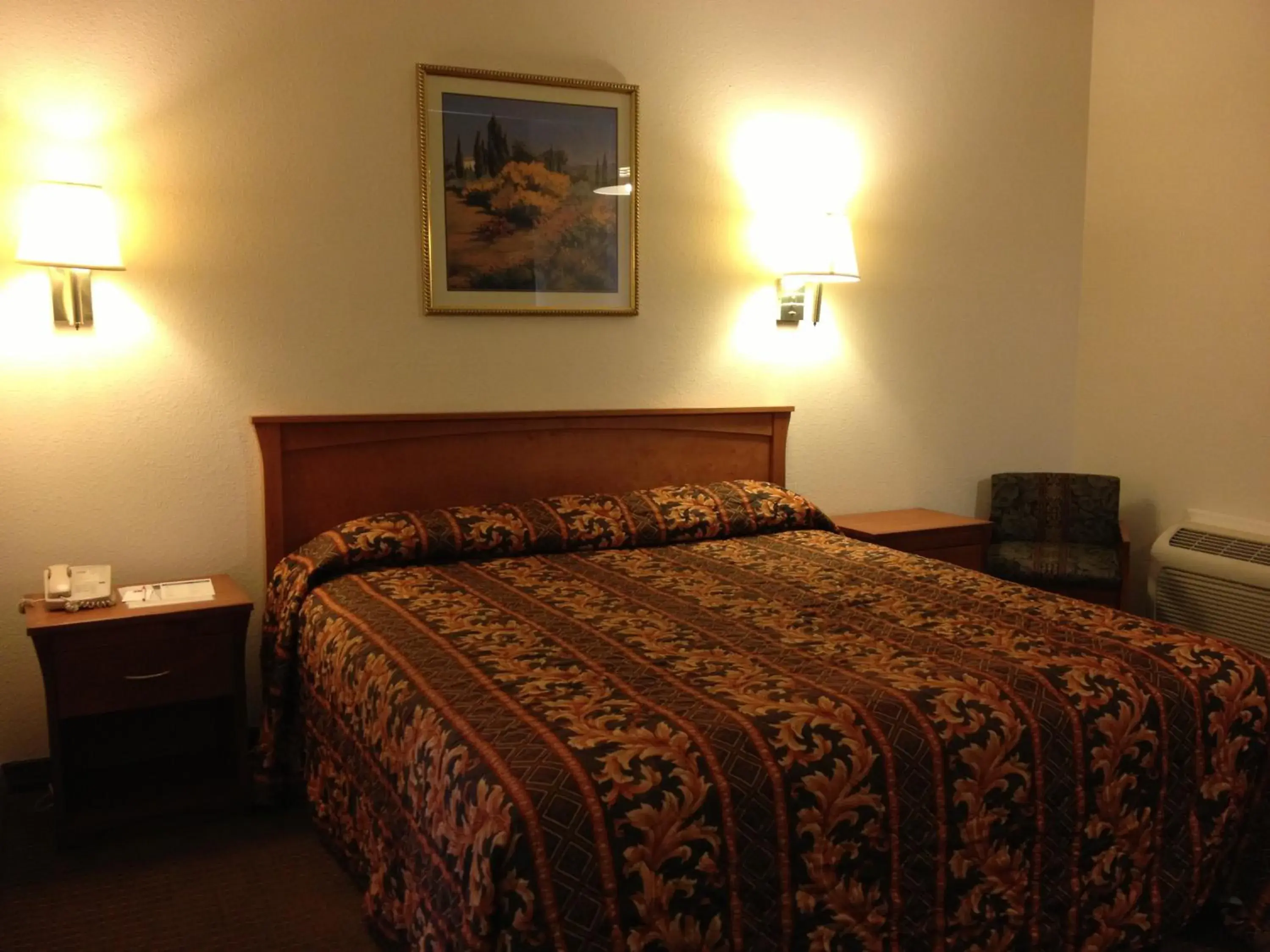 Photo of the whole room, Bed in Riverside Inn & Suites