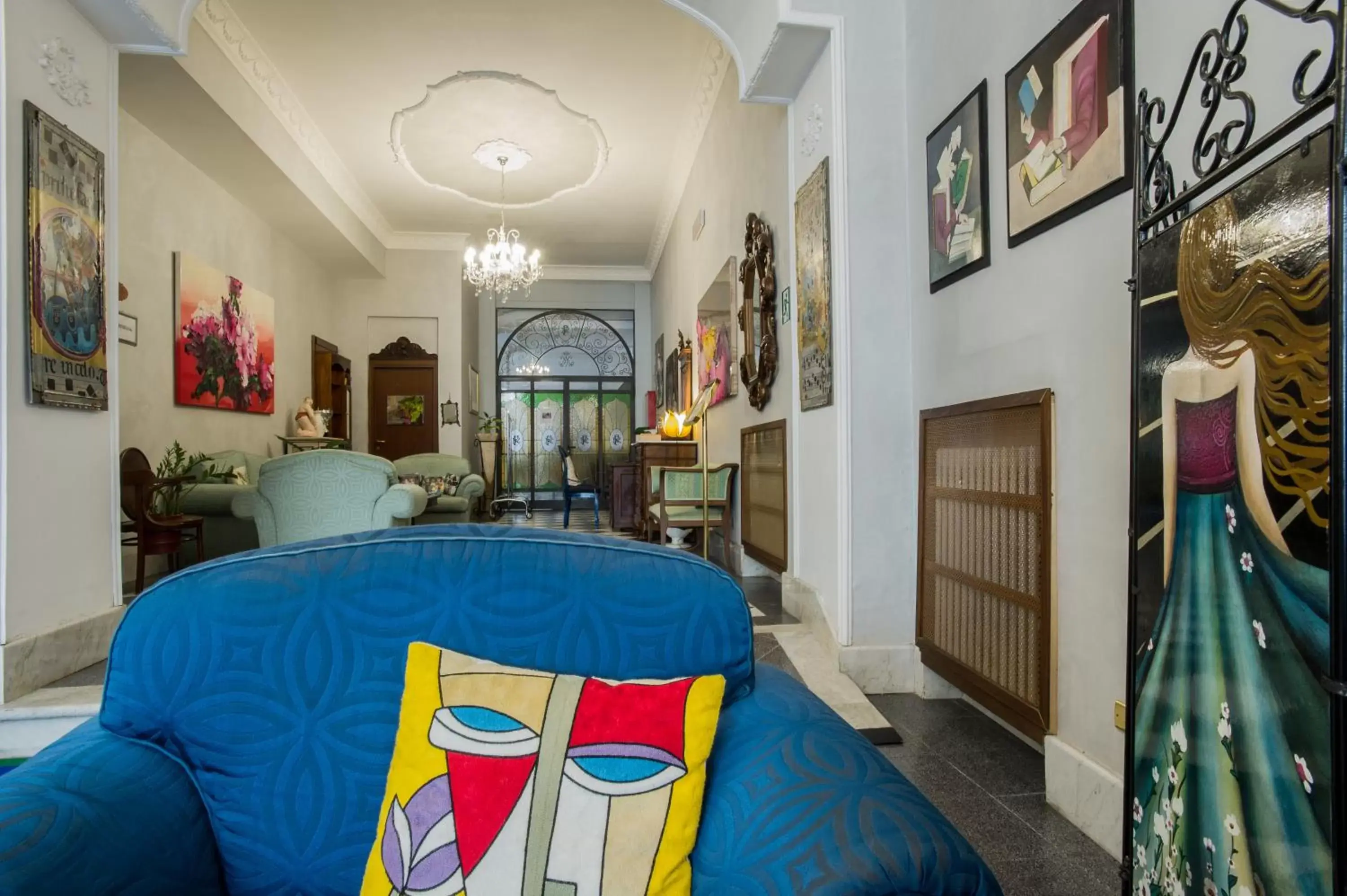 Communal lounge/ TV room in Hotel Residenza In Farnese