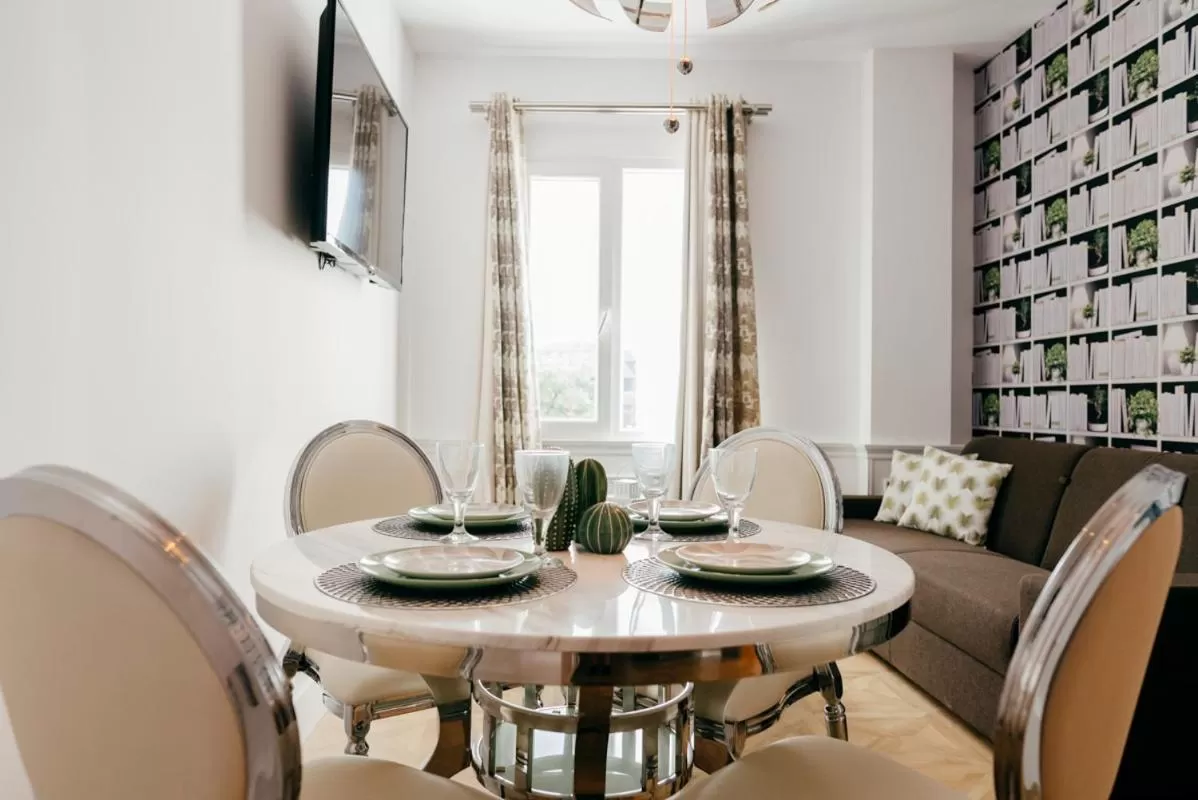 Living room, Restaurant/Places to Eat in Hotel Royal Suite Santander