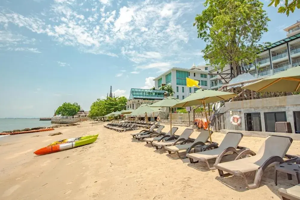 Beach in Pattaya Modus Beachfront Resort