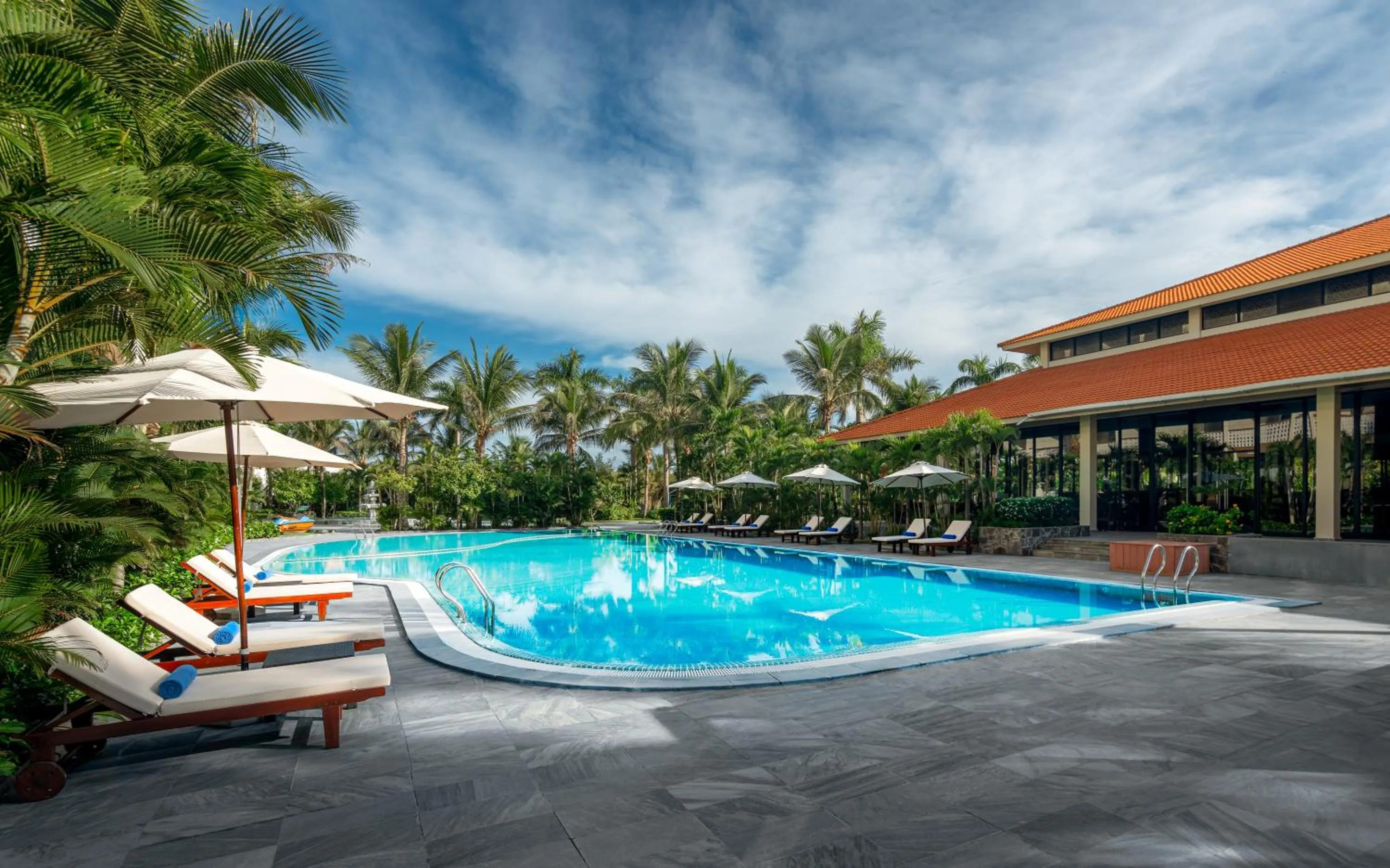 Swimming pool in Grandvrio Ocean Resort Danang