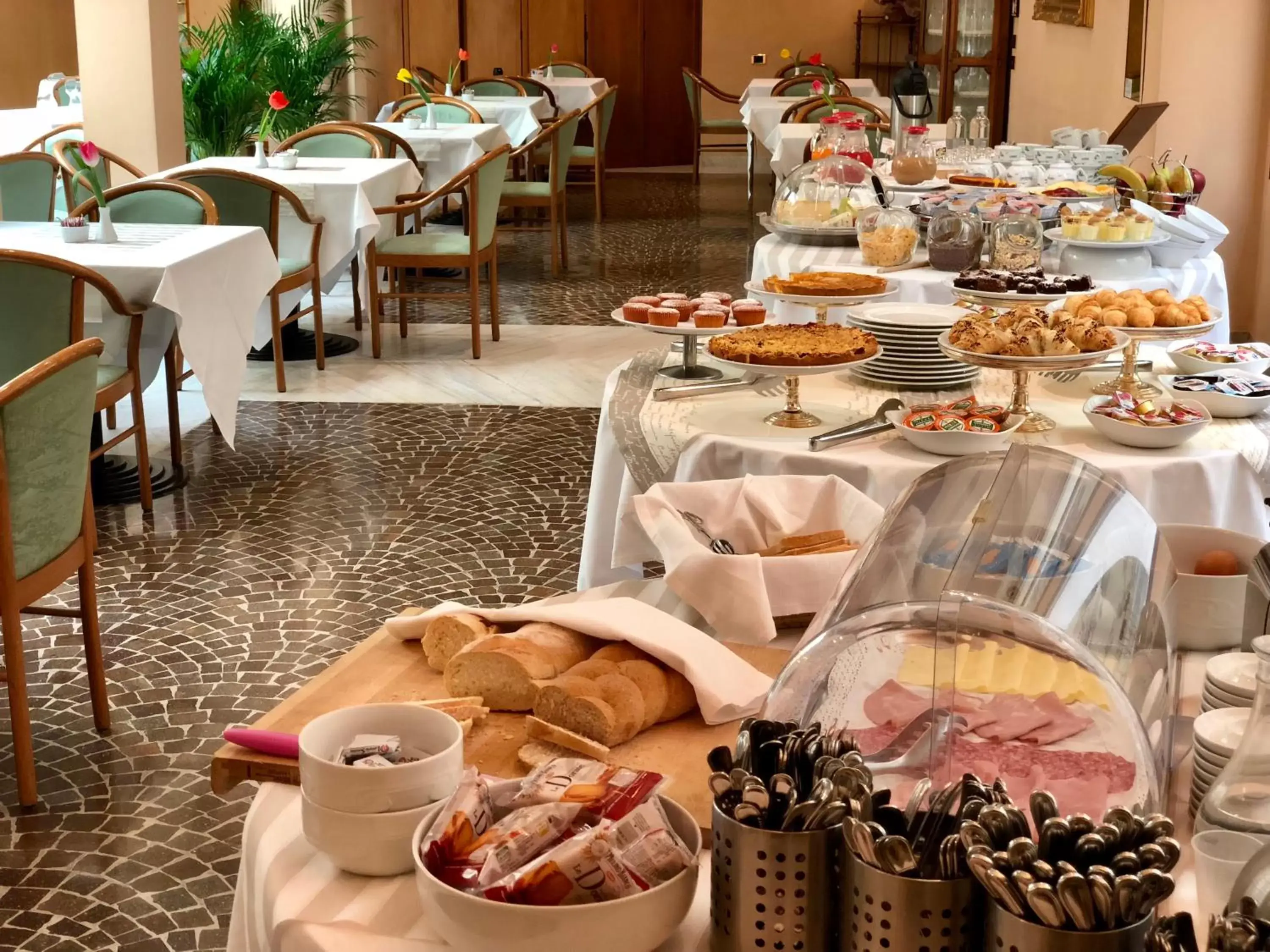 Buffet breakfast, Restaurant/Places to Eat in Phi Hotel Dei Medaglioni