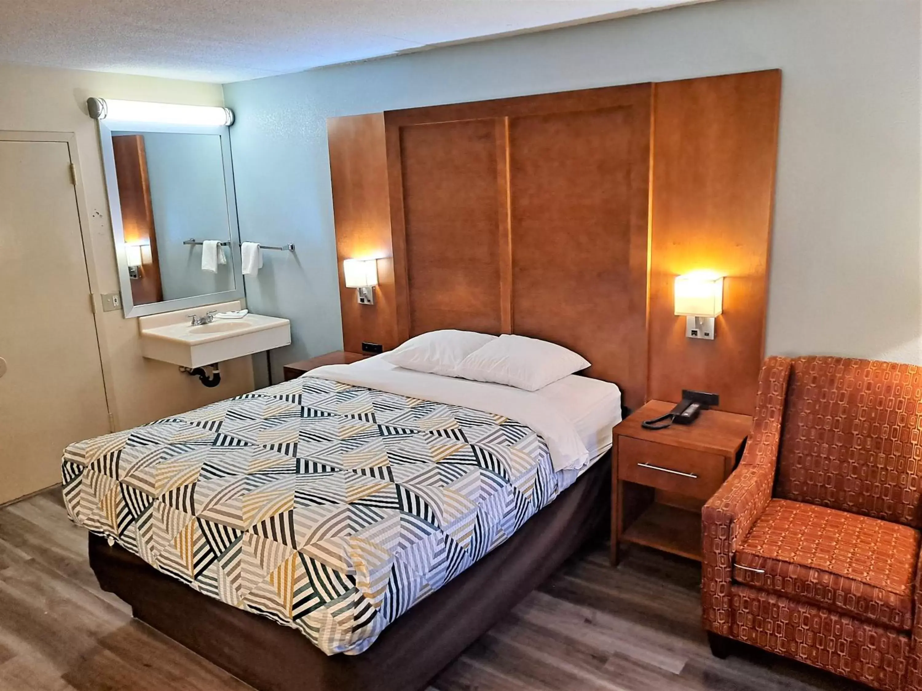 Bathroom, Bed in Motel 6 Catonsville MD Baltimore West Bathroom, Bed in Motel 6 Catonsville MD Baltimore West