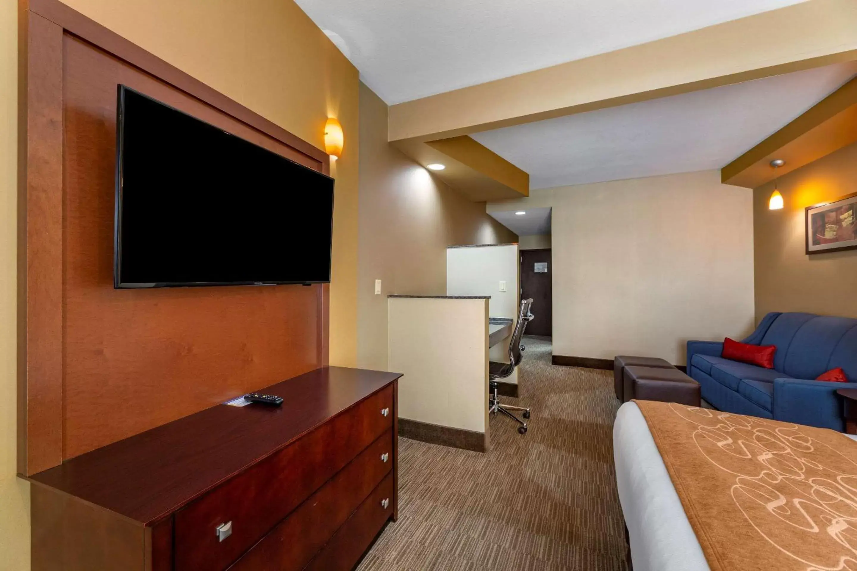 Bedroom, TV/Entertainment Center in Comfort Suites Perrysburg