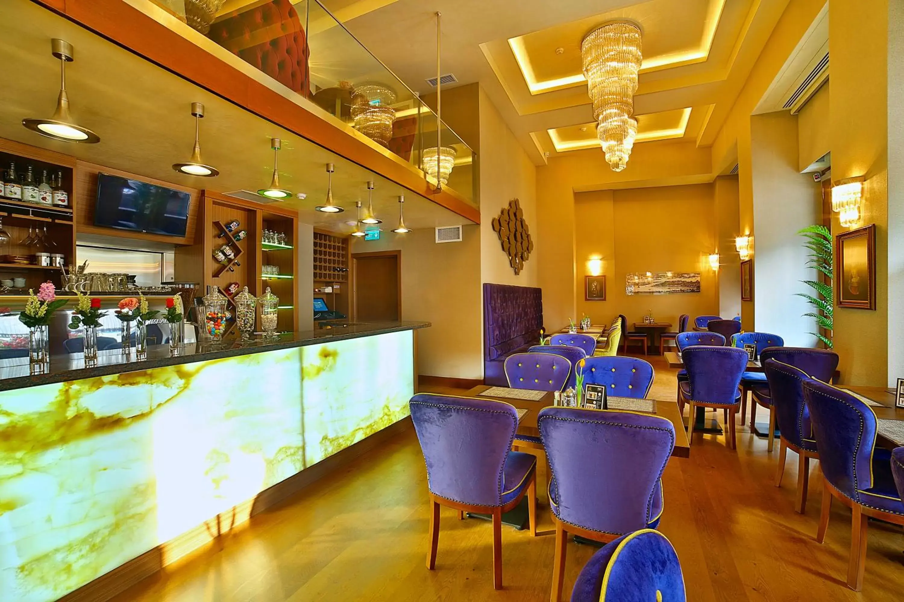 Restaurant/Places to Eat in Hotel Momento Golden Horn