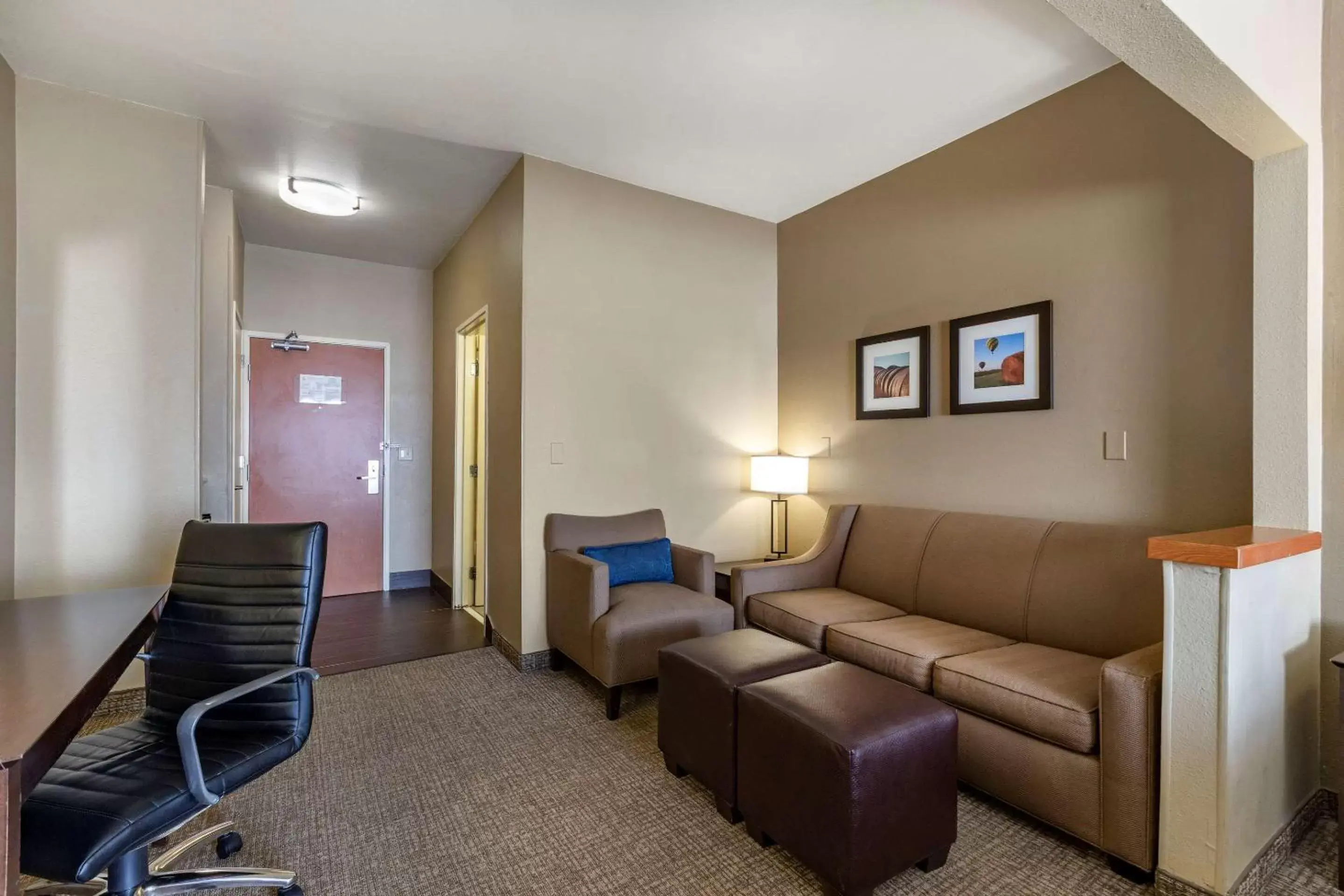 Bedroom, Seating Area in Comfort Inn & Suites Waterloo – Cedar Falls