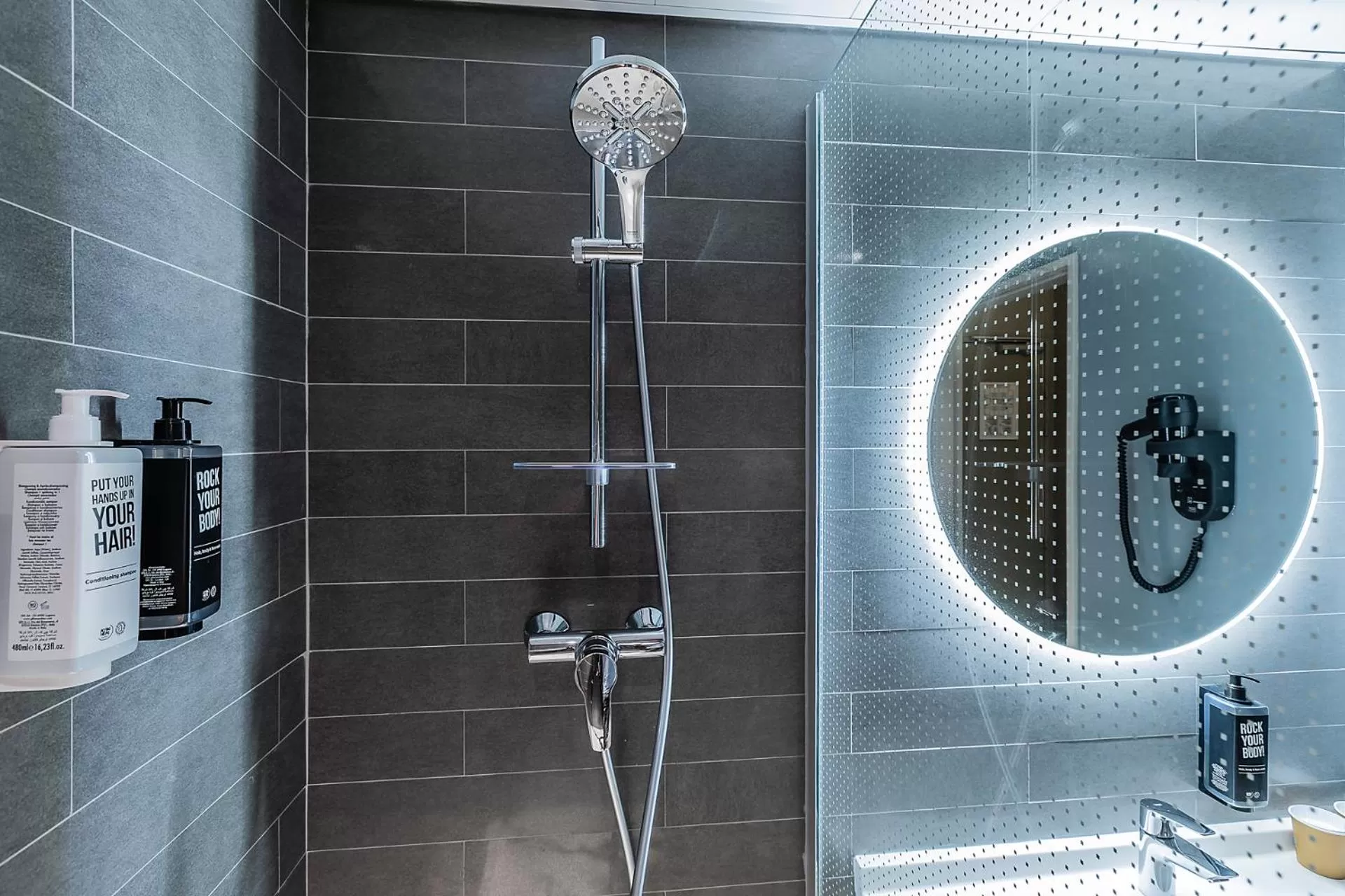 Toilet in Hotel ibis Lisboa Saldanha