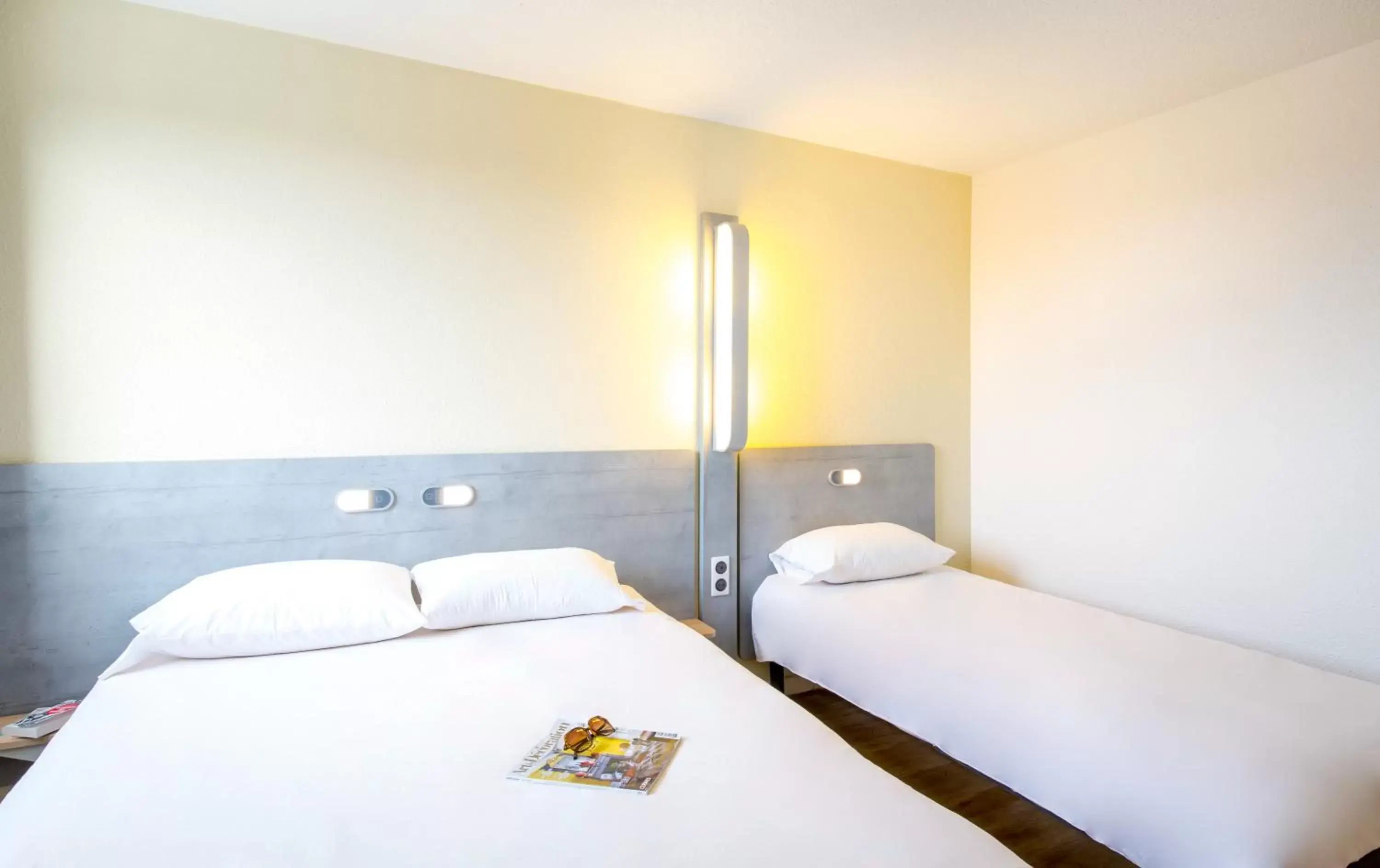 Photo of the whole room, Bed in Ibis Budget Fréjus St Raphaël plages