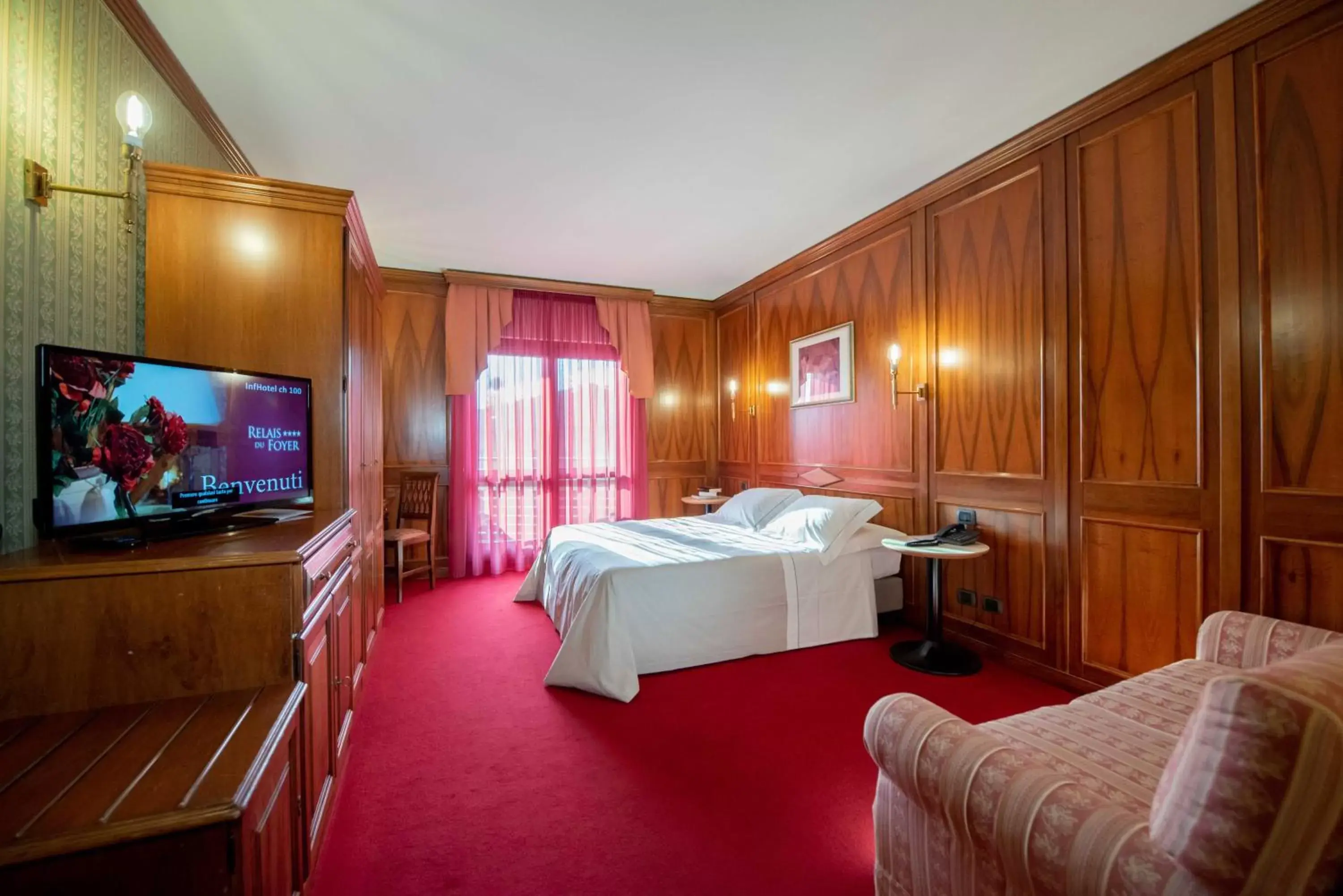 Bedroom, TV/Entertainment Center in Relais Du Foyer