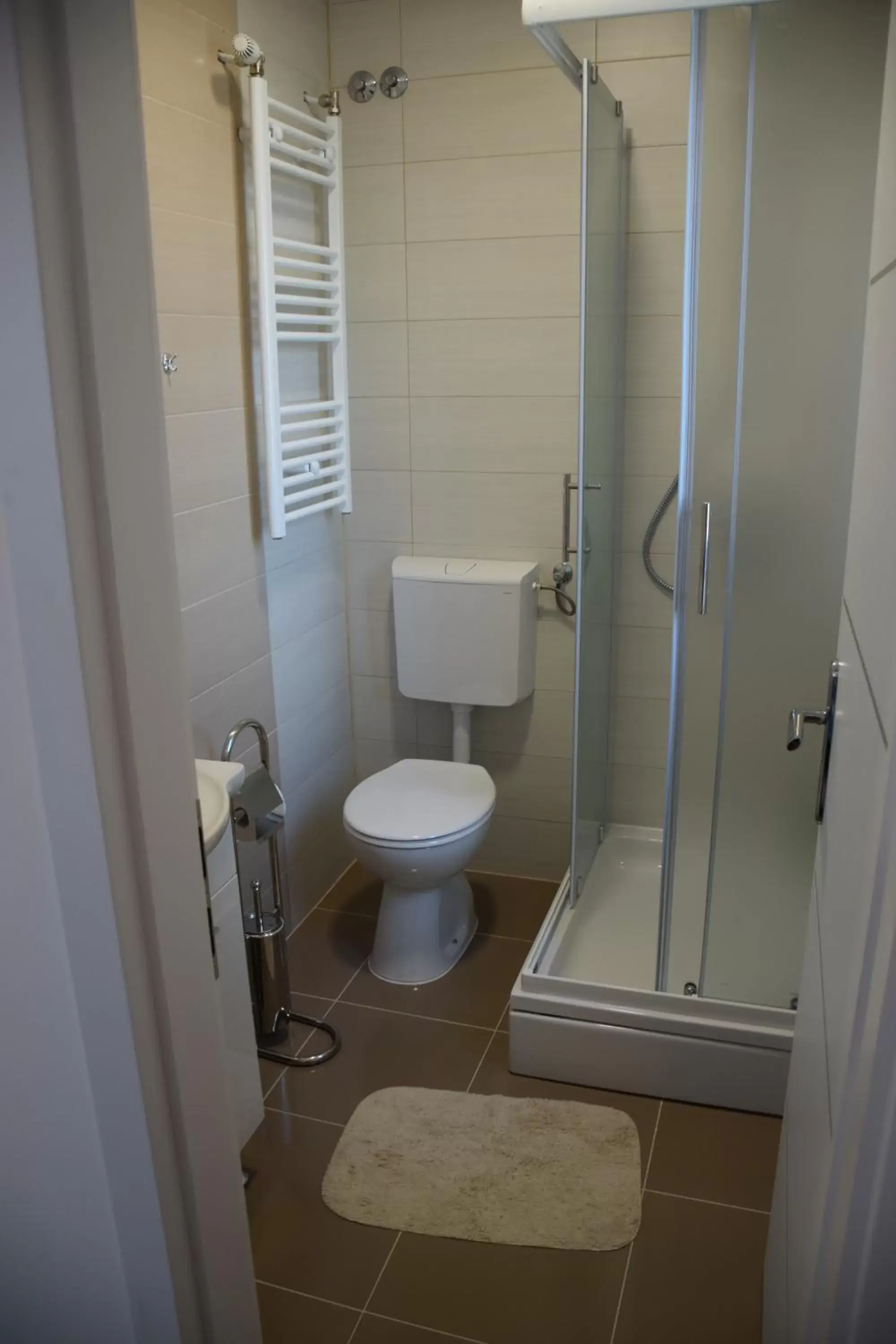 Photo of the whole room, Bathroom in Hotel London Rooms Zagreb Airport