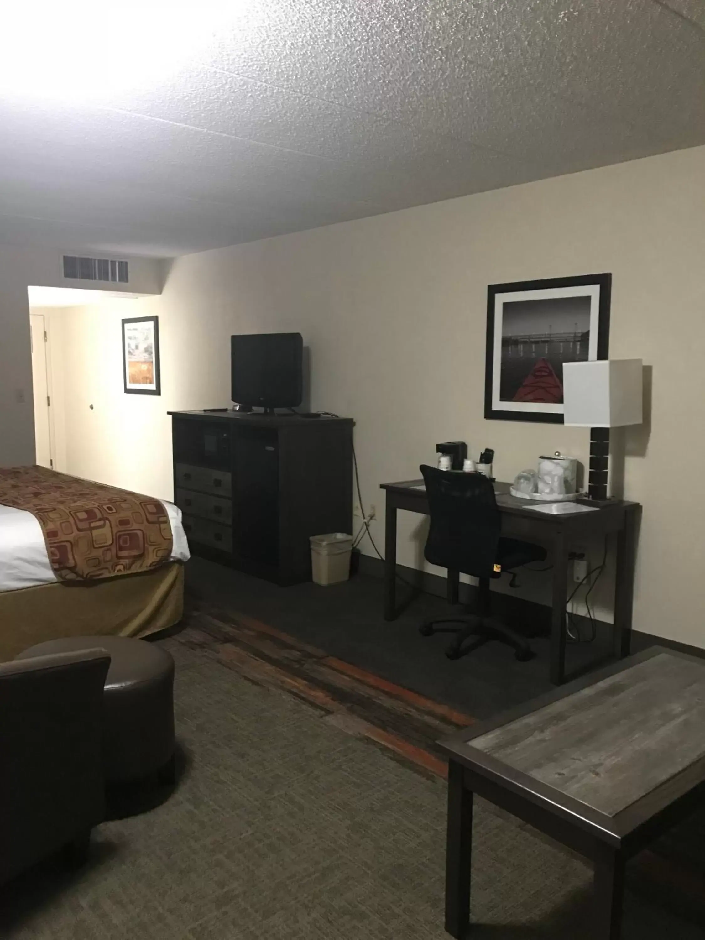 Photo of the whole room, TV/Entertainment Center in Best Western Kelly Inn - Yankton