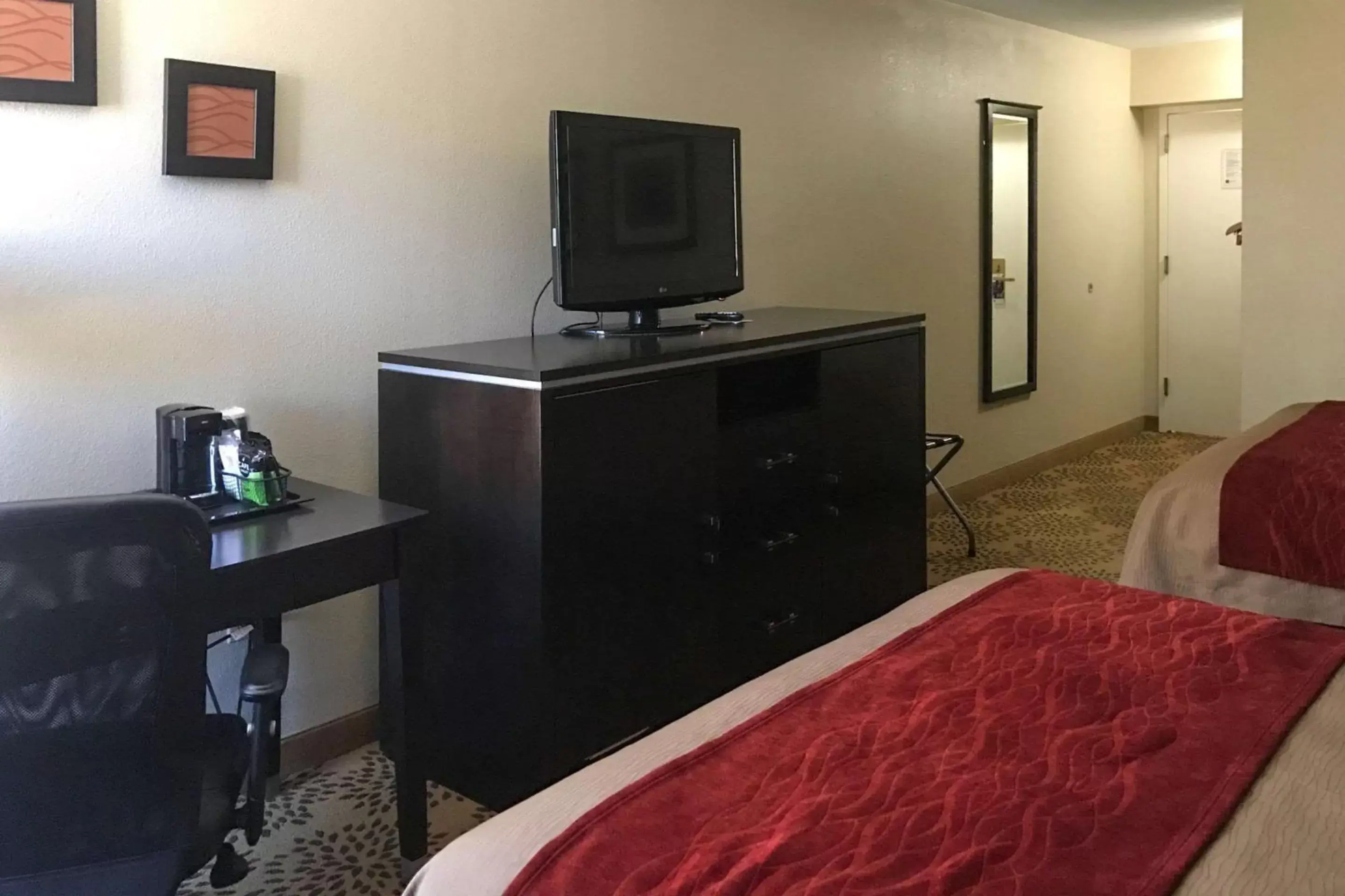 Photo of the whole room, TV/Entertainment Center in Comfort Inn Mars Hill