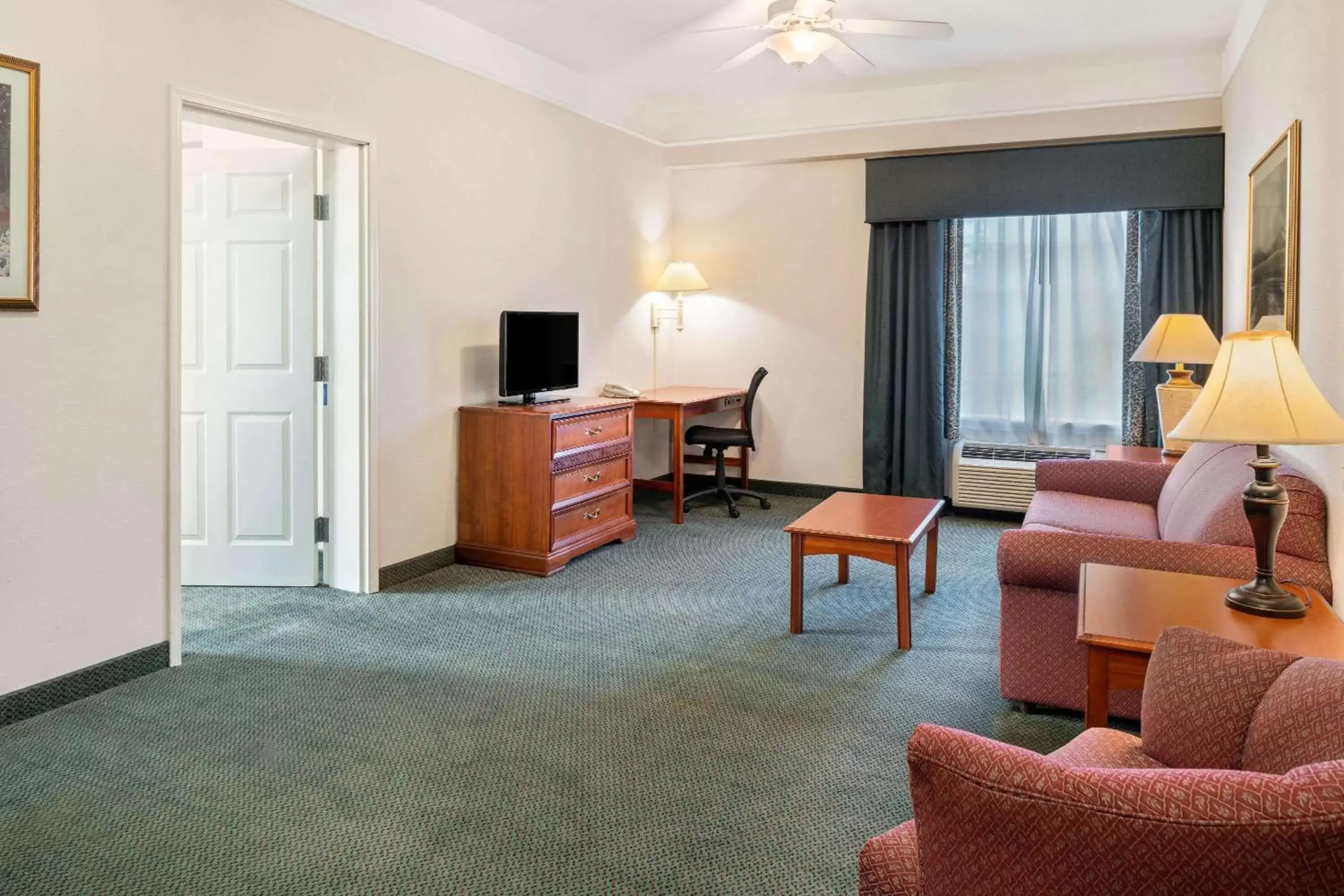 Photo of the whole room, Seating Area in La Quinta Inn and Suites Fort Myers I-75