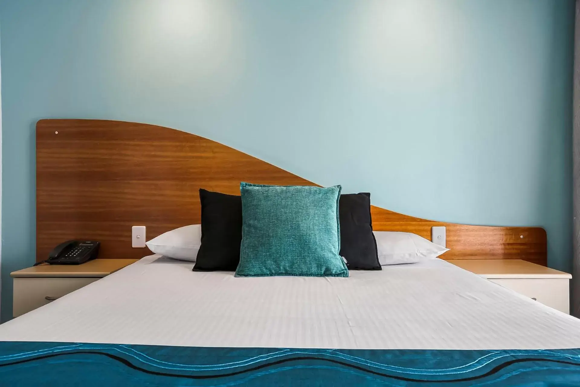Bed in Shellharbour Village Motel