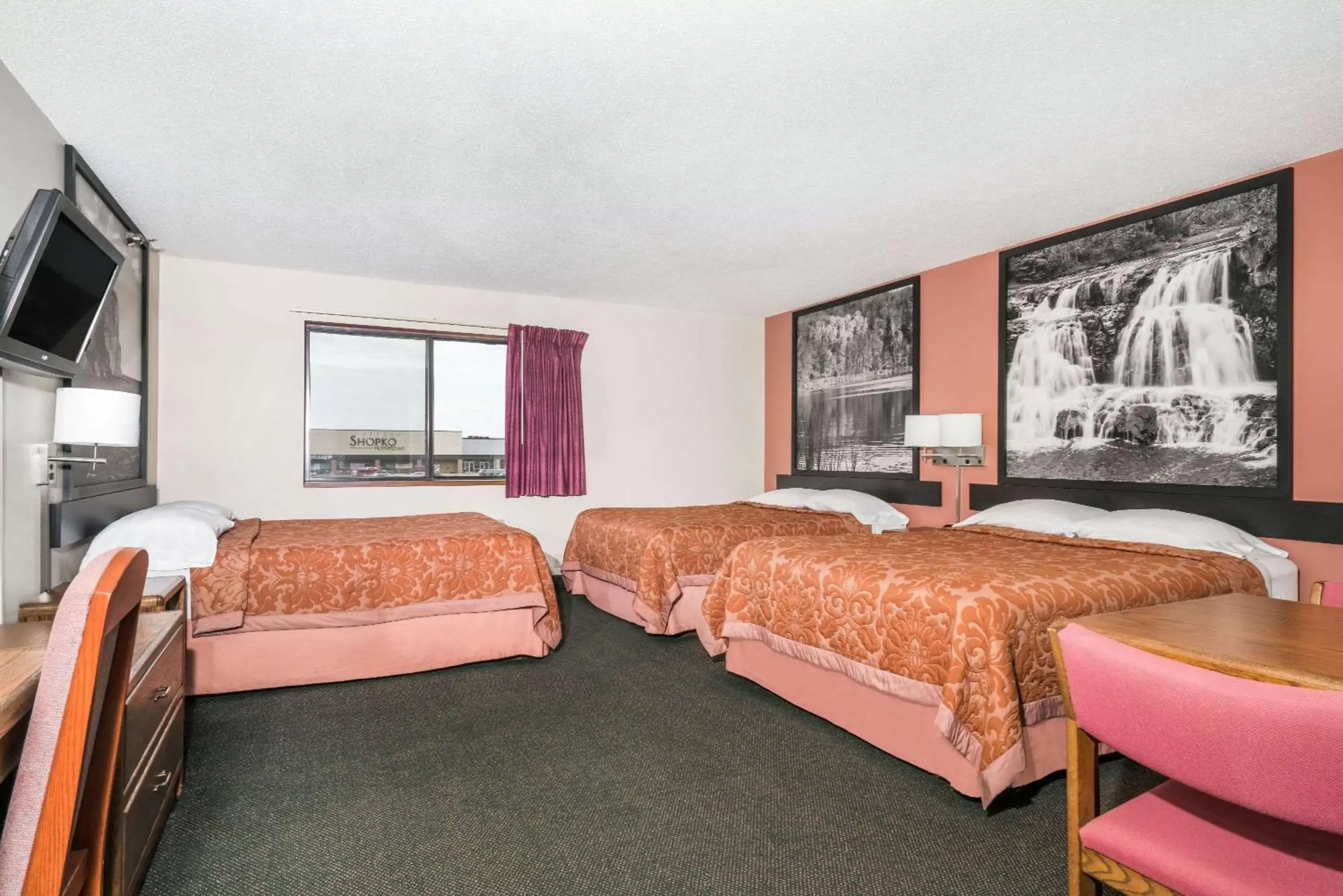 Photo of the whole room, Bed in Super 8 by Wyndham Perham