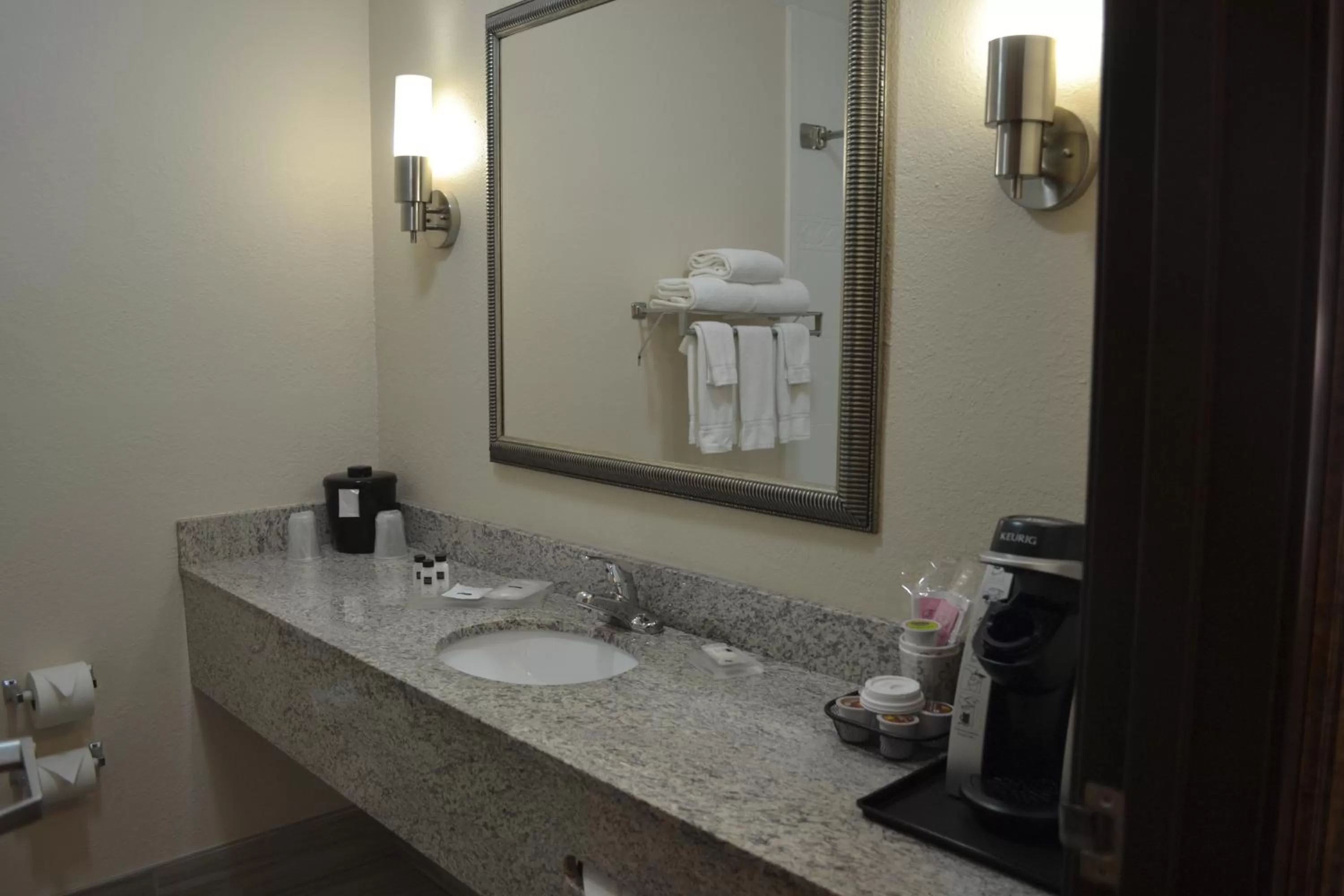 Bathroom in Country Inn & Suites by Radisson, Abingdon, VA