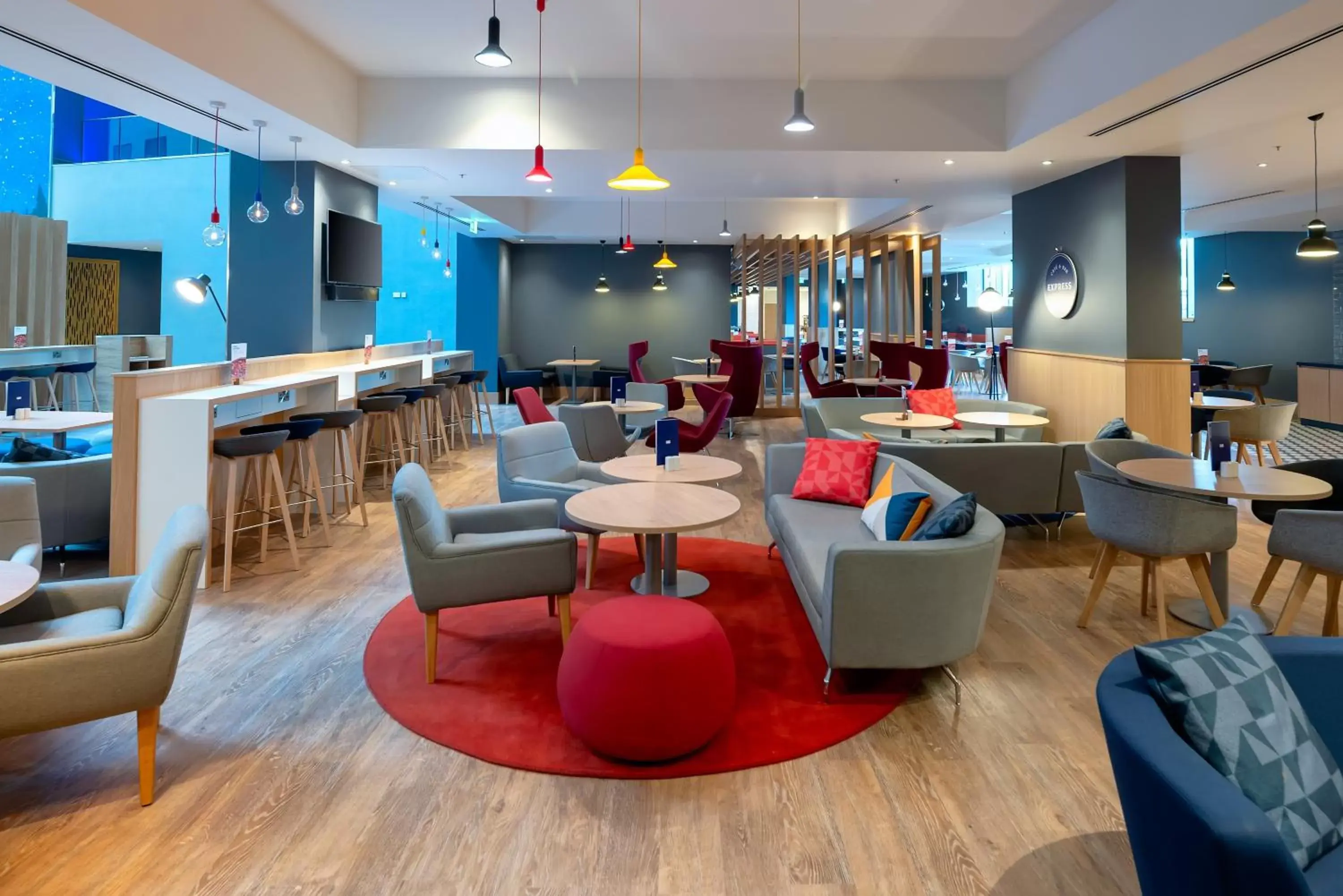 Restaurant/places to eat, Lounge/Bar in Holiday Inn Express - London Heathrow T4, an IHG Hotel