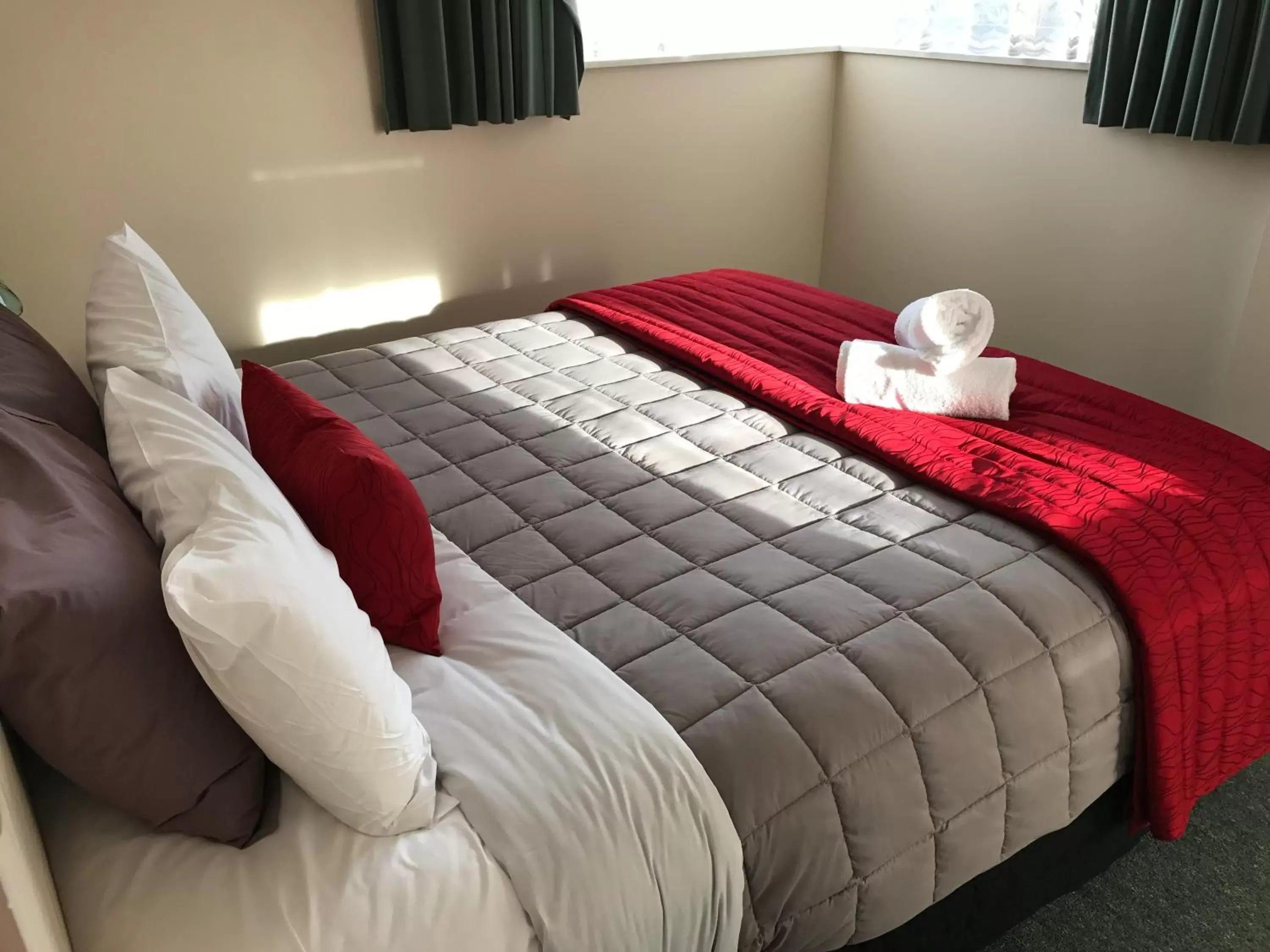 Bed in Ascot Oamaru Motel
