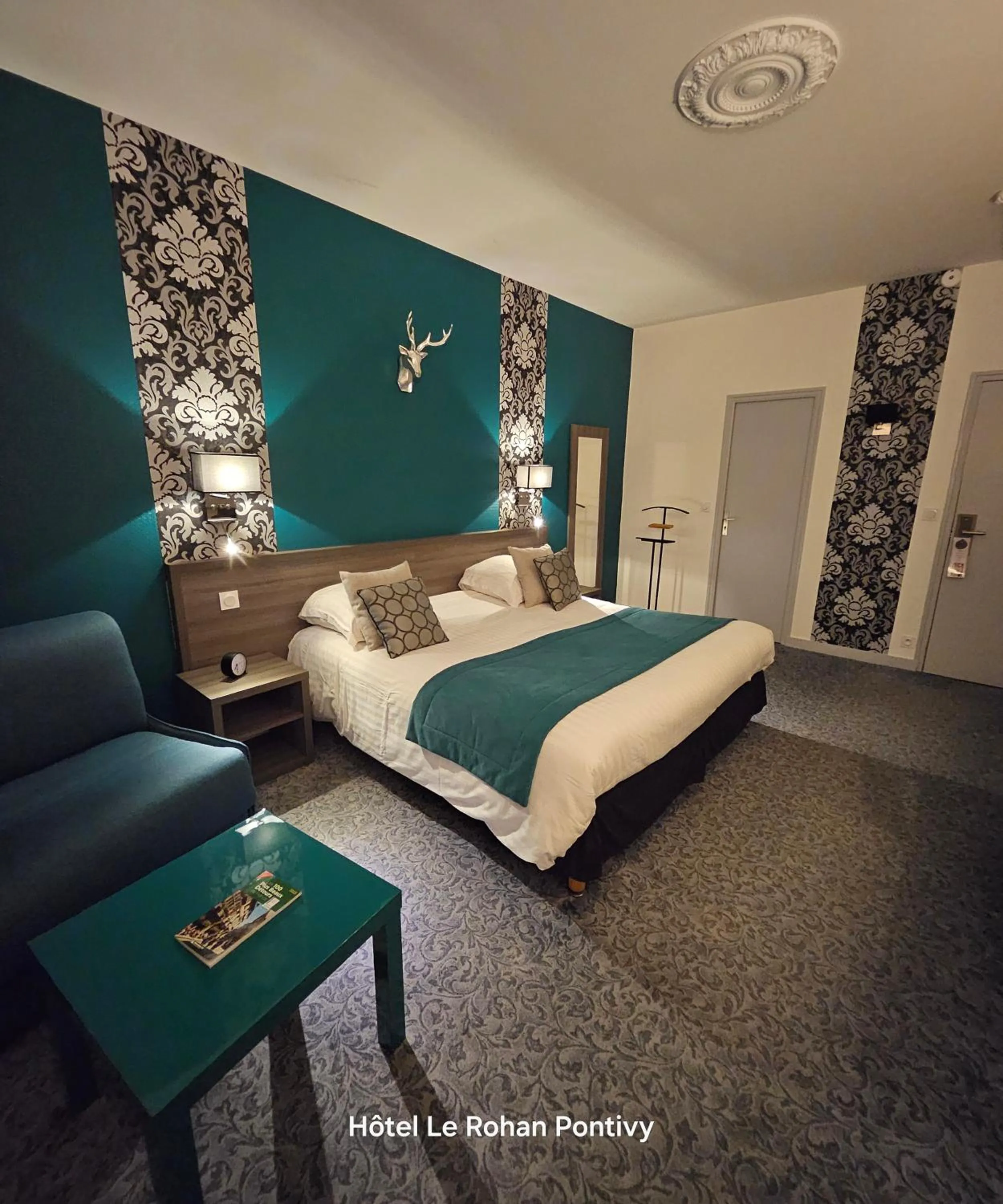 Decorative detail, Bed in Hôtel Le Rohan Charme et Caractère