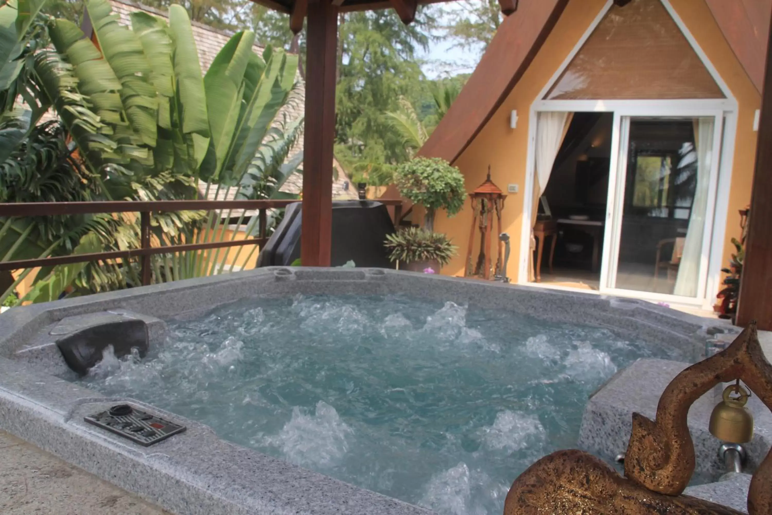 Hot Tub, Swimming Pool in Little Sunshine Boutique Beach Resort & Spa