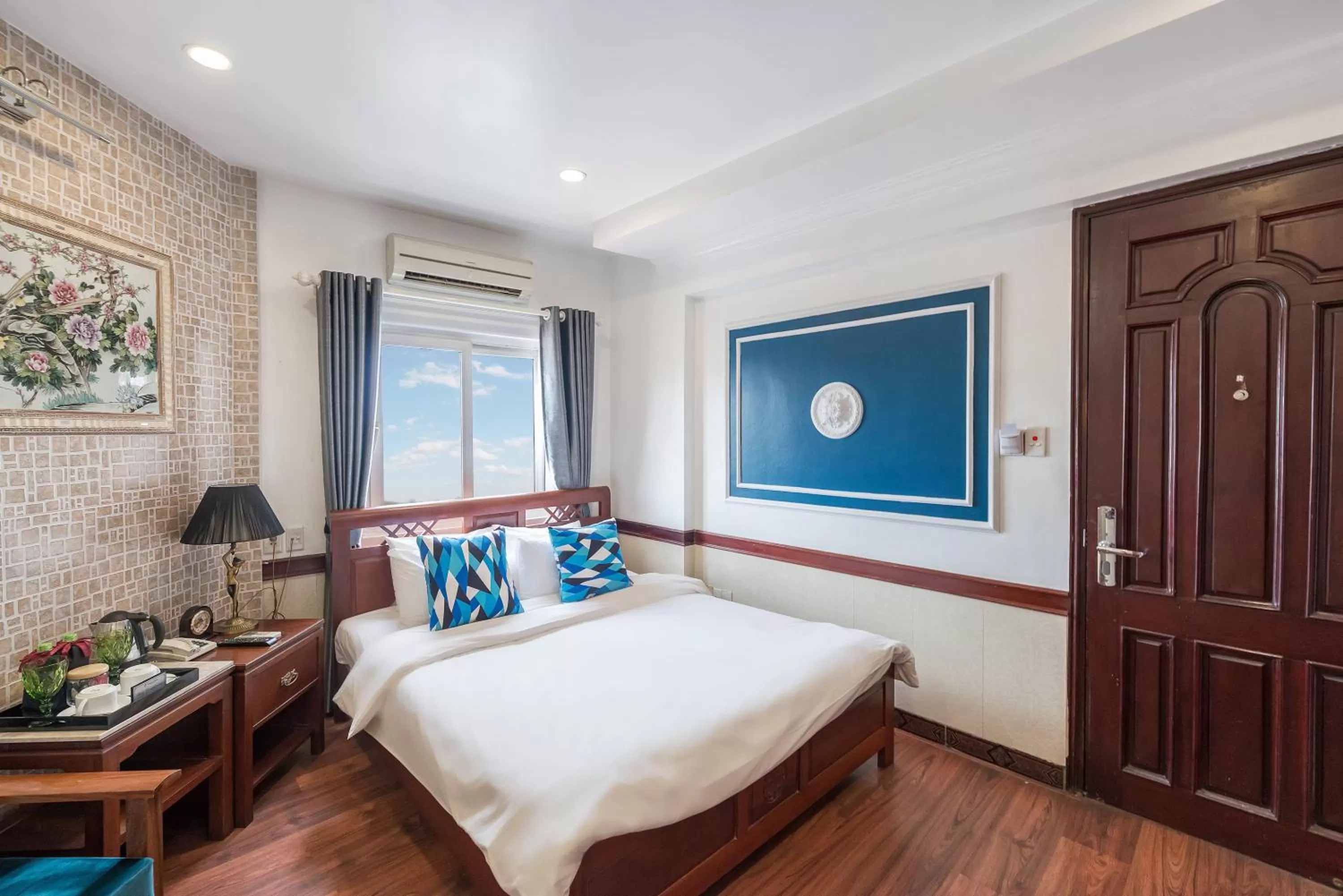 Living room, Bed in Prince II Hotel