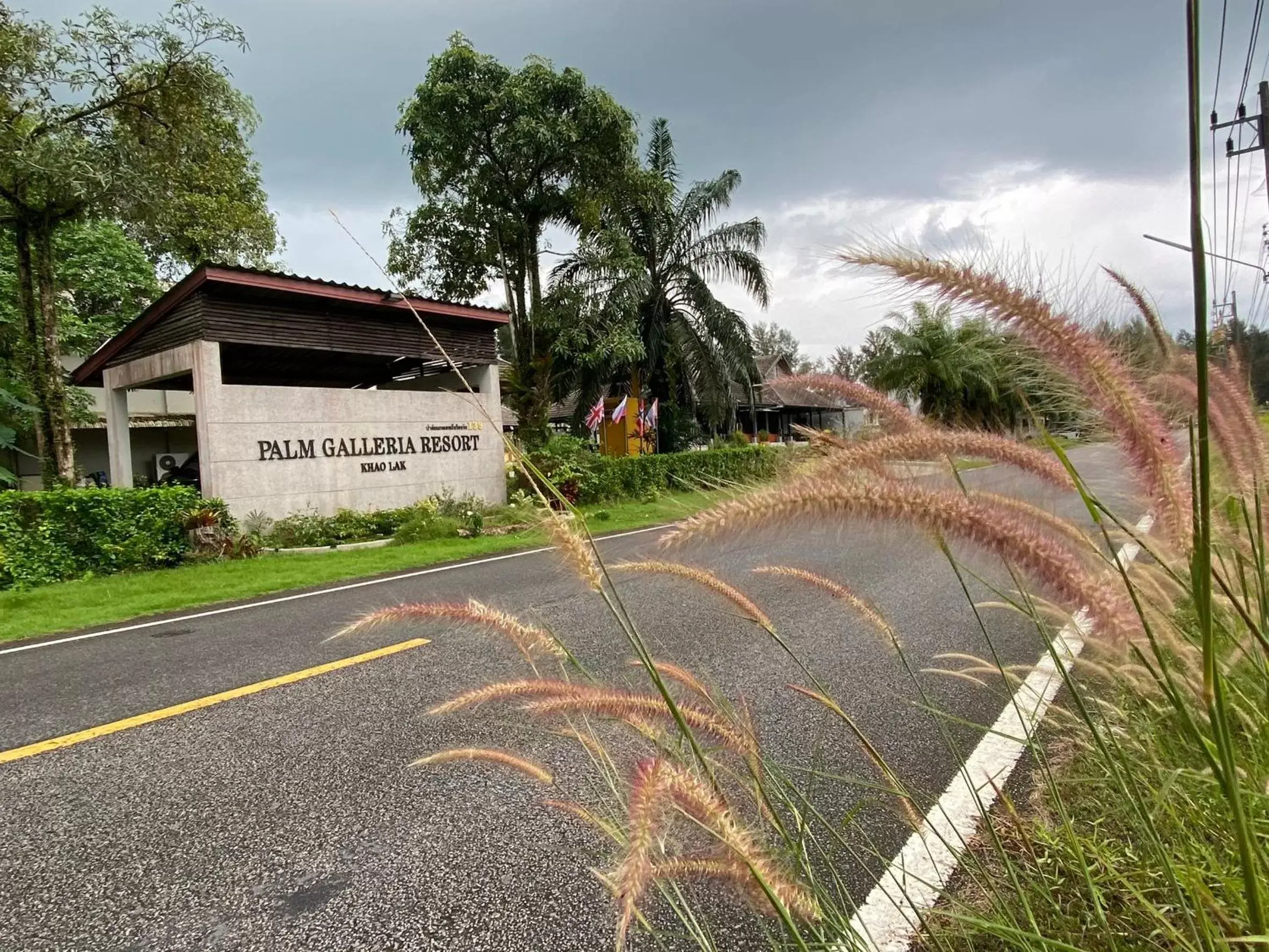 Facade/entrance in Palm Galleria Resort Facade/entrance in Palm Galleria Resort