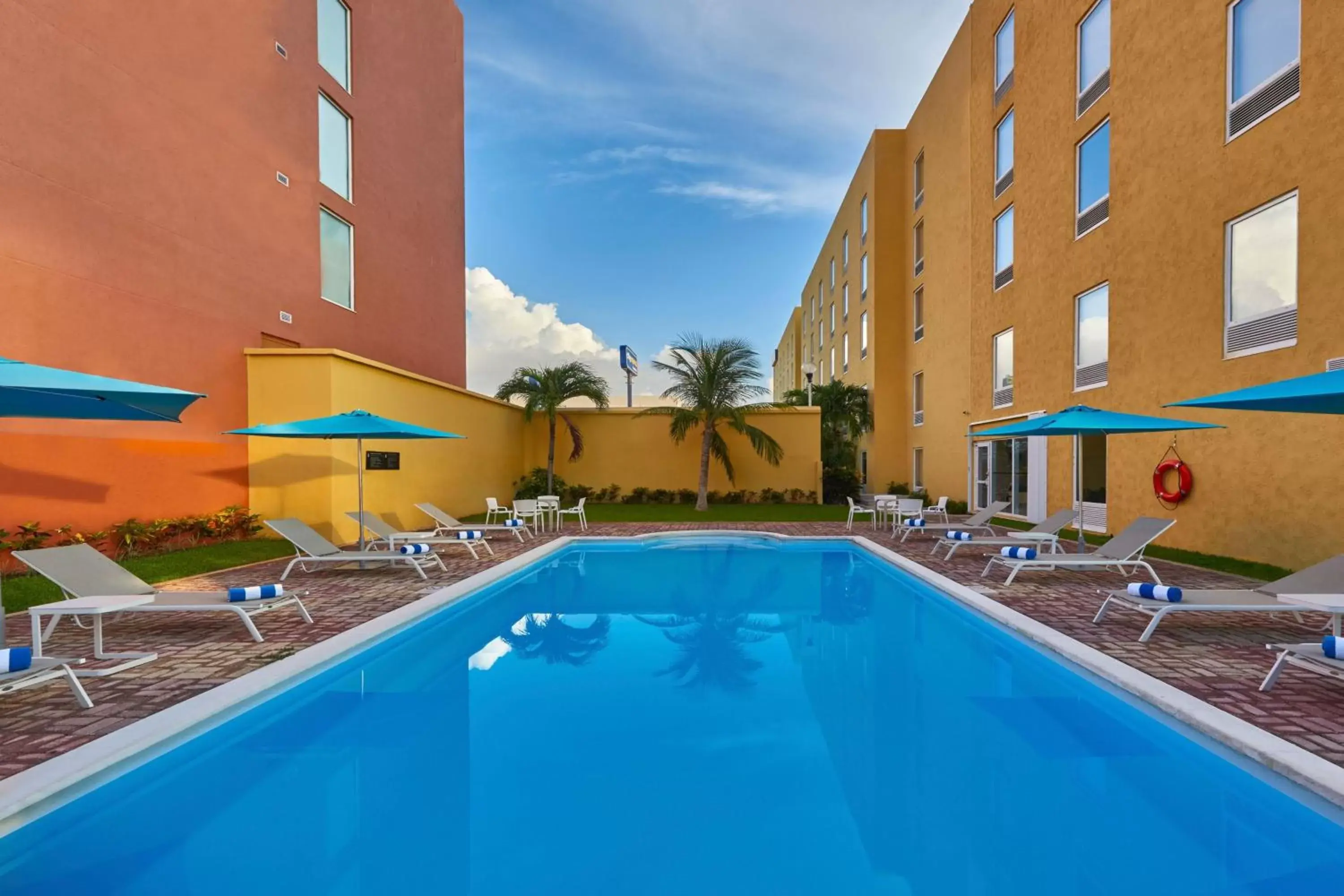 Swimming Pool in City Express Junior by Marriott Cancun