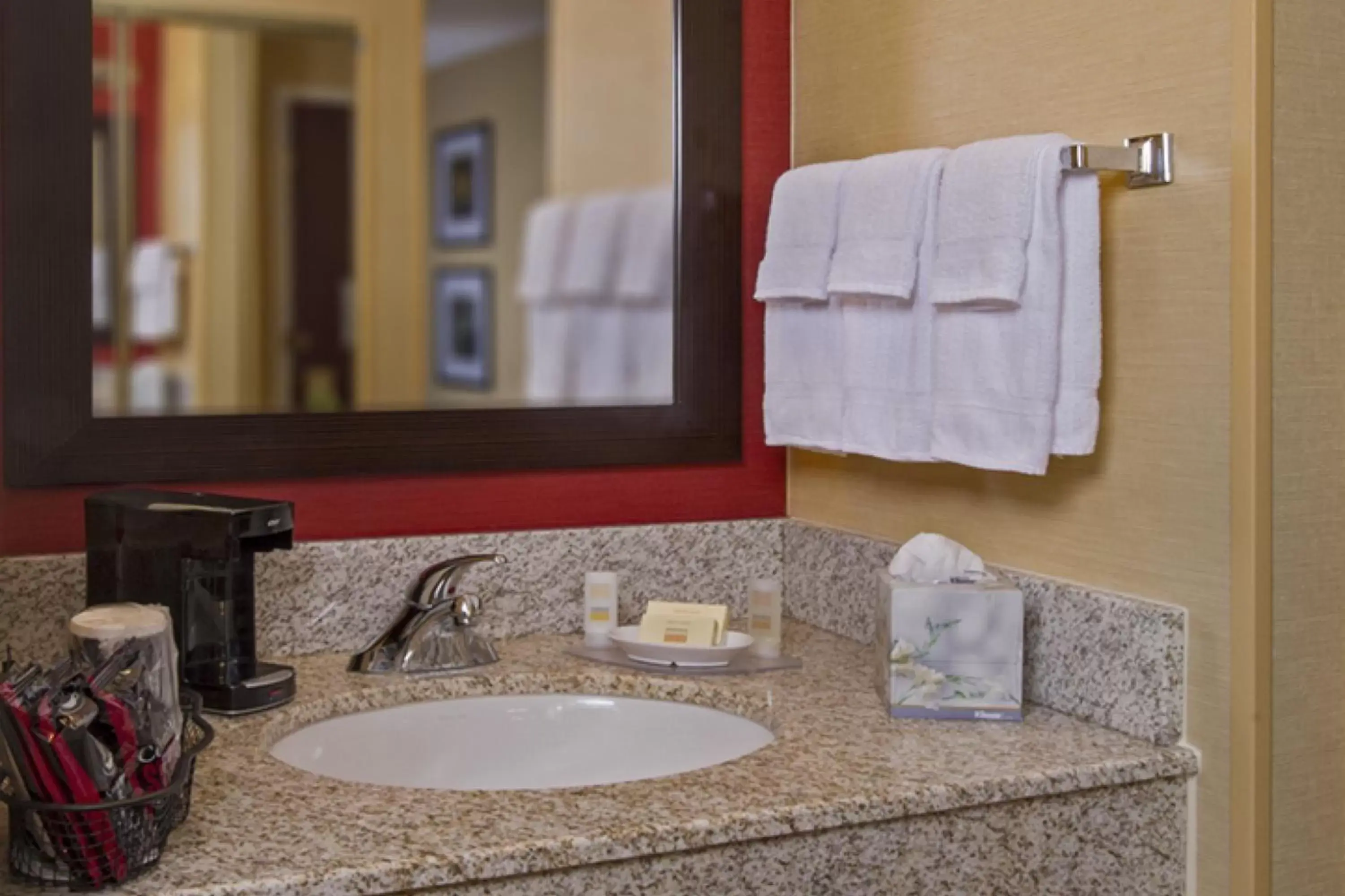 Bedroom, Bathroom in Courtyard by Marriott Richmond Northwest