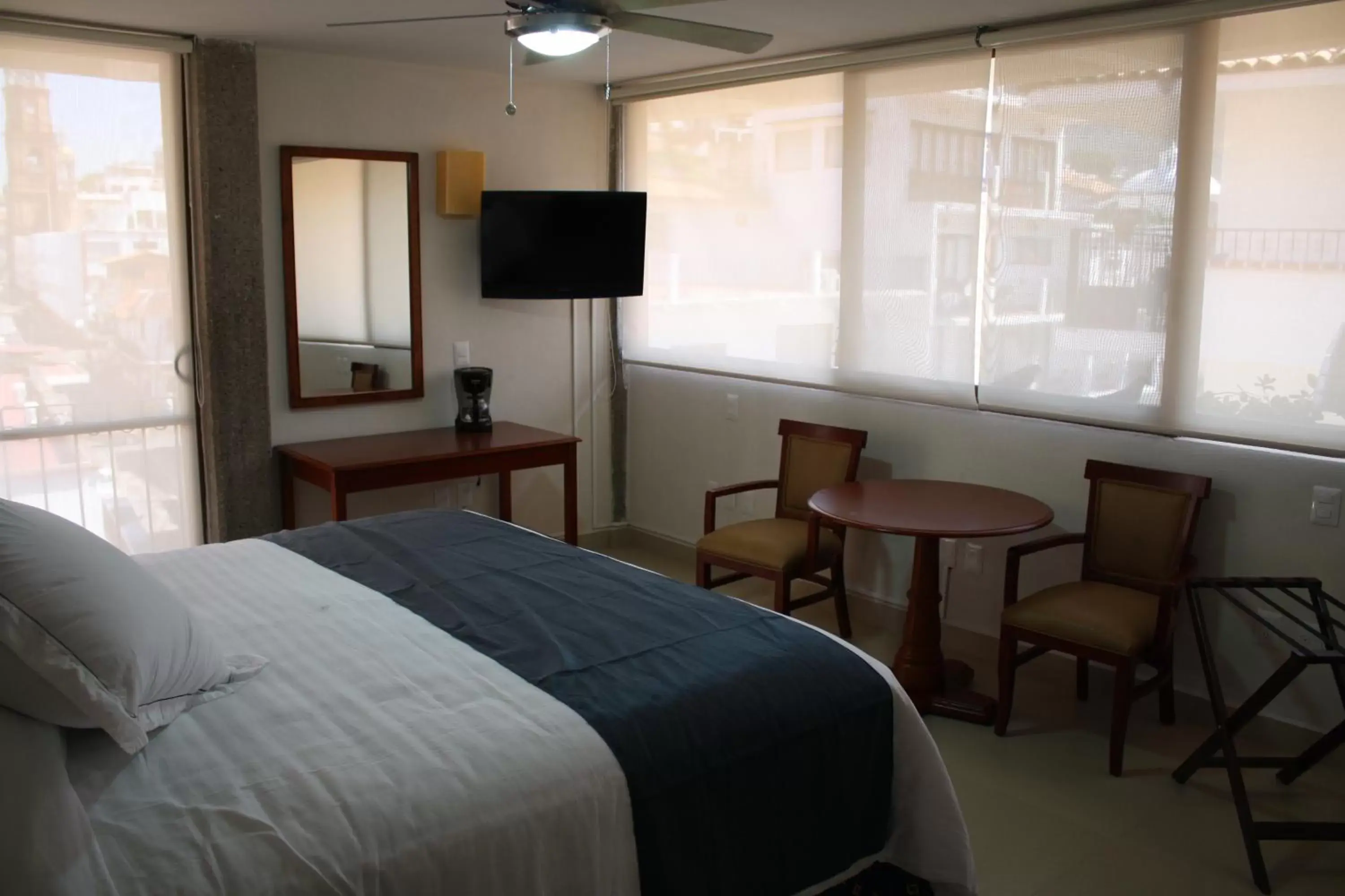 Bedroom, TV/Entertainment Center in Hotel Porto Allegro Puerto Vallarta