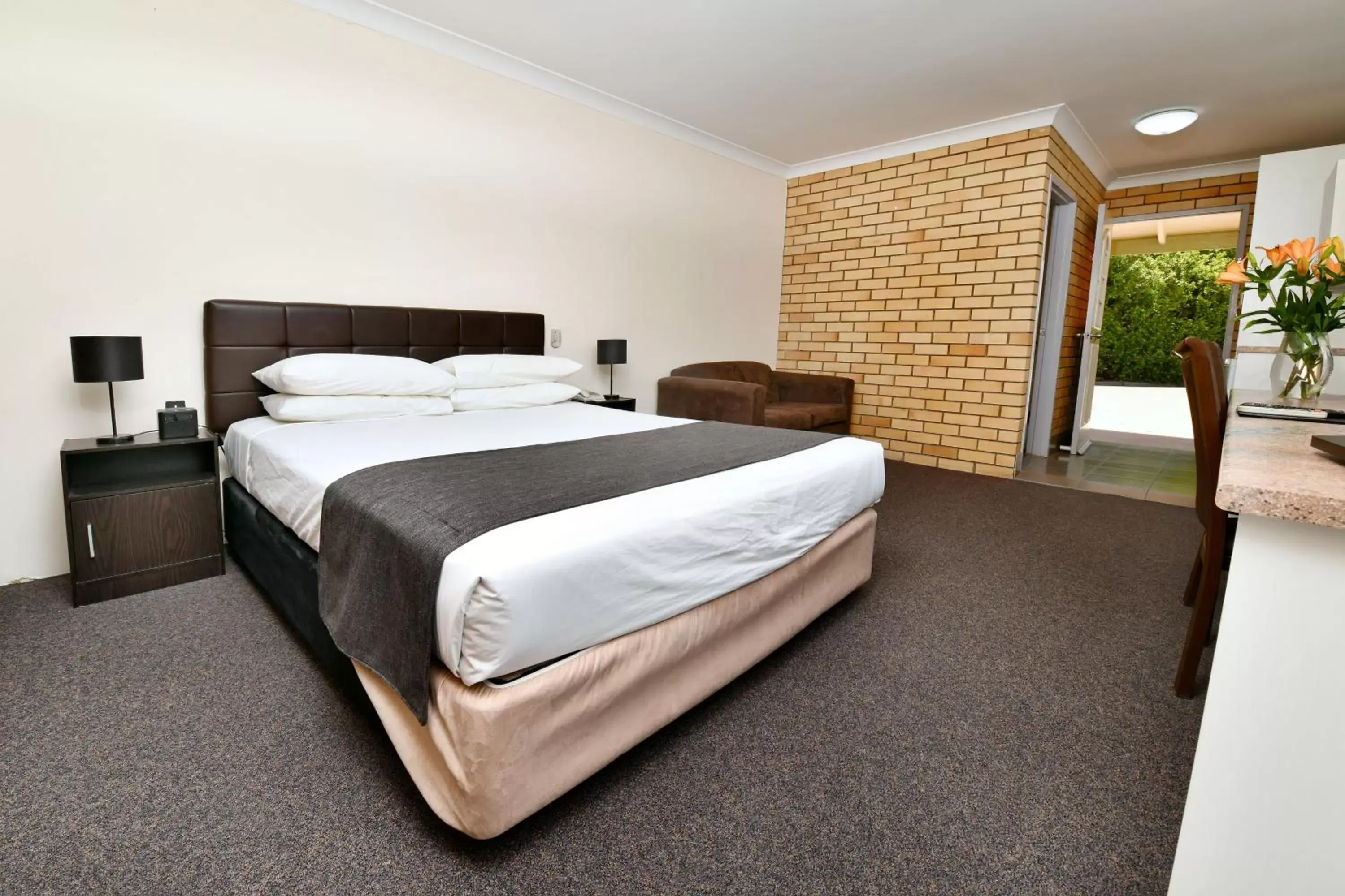 Bed in Burke and Wills Motor Inn