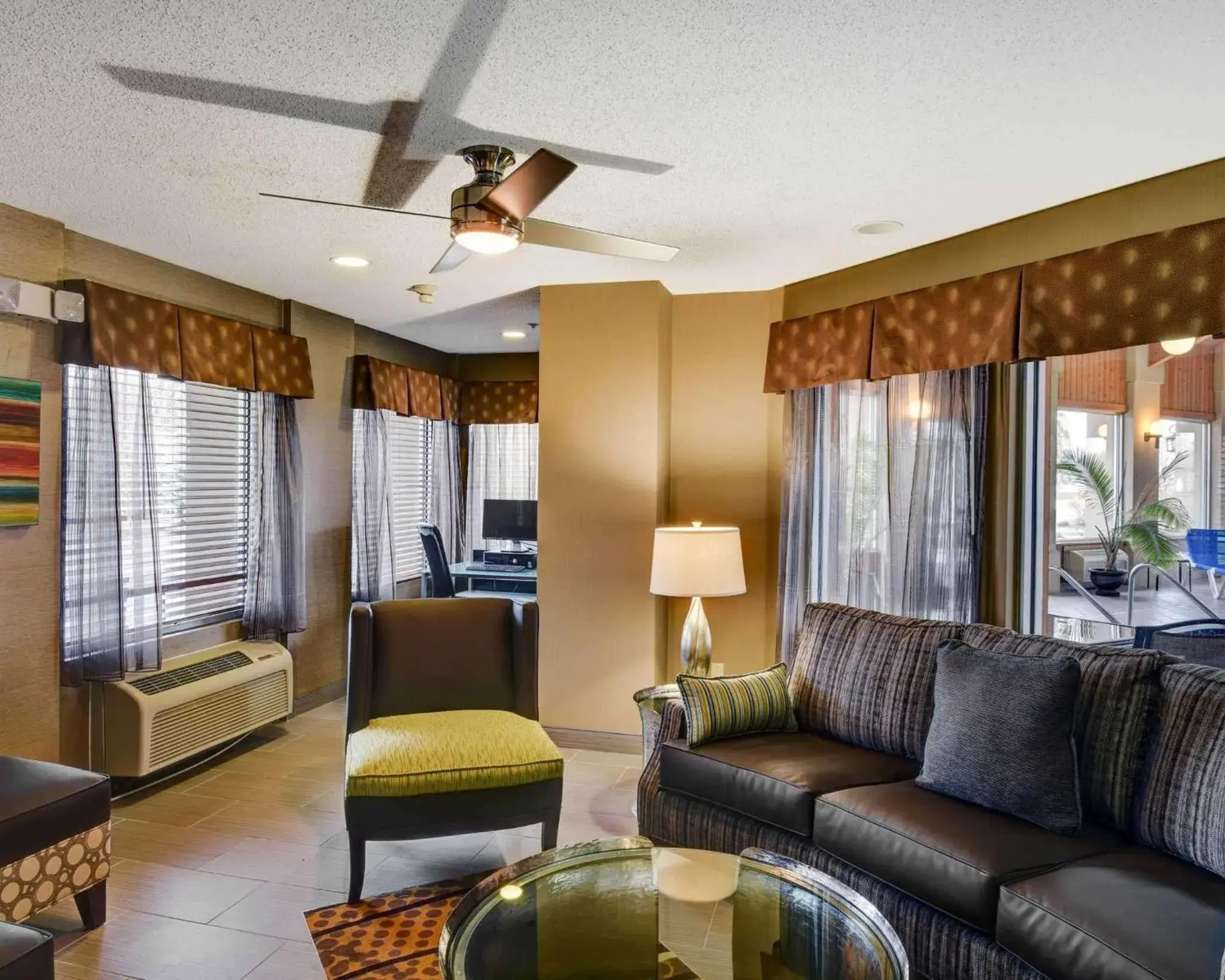 Lobby or reception, Seating Area in Comfort Inn Painesville