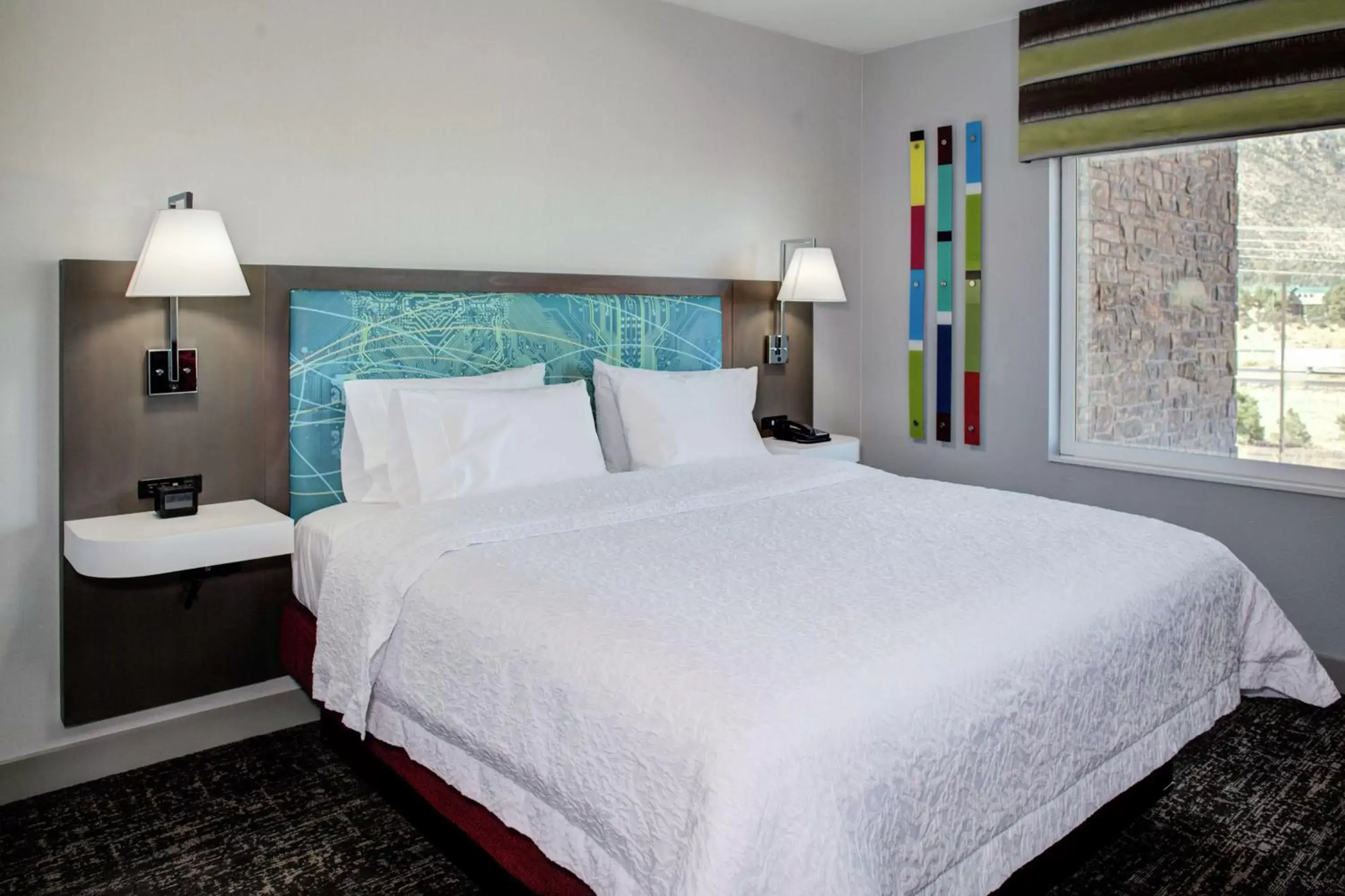 Bedroom, Bed in Hampton Inn Suites Flagstaff East