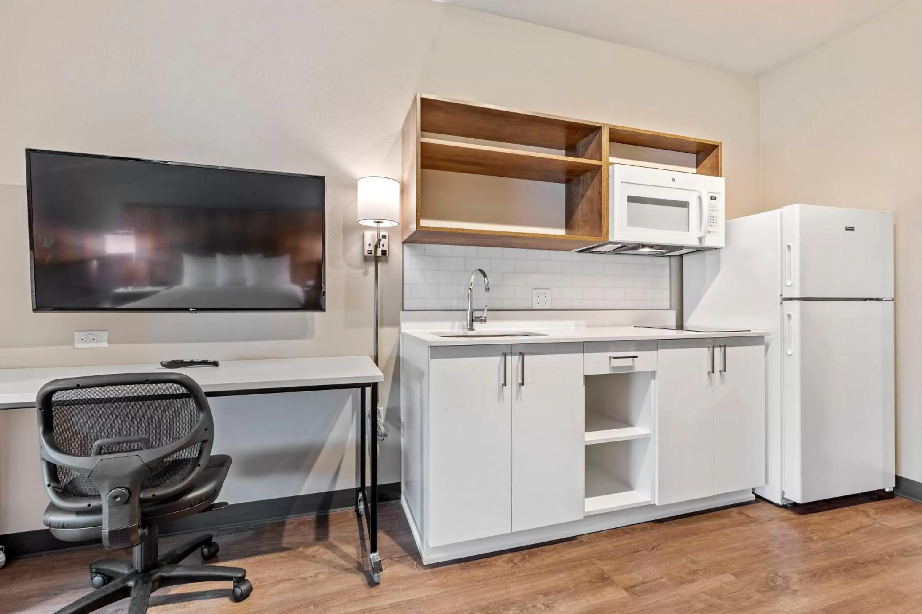 kitchen, Kitchen/Kitchenette in Extended Stay America Suites - Atlanta - McDonough