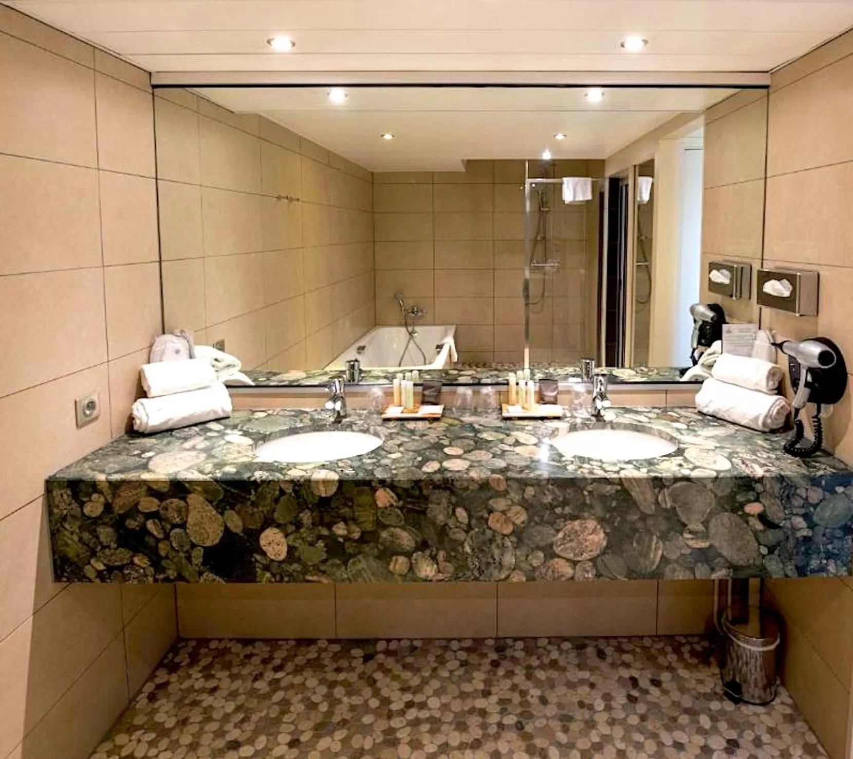 Bathroom in Golden Tulip Bâle Mulhouse - Hôtel Restaurant