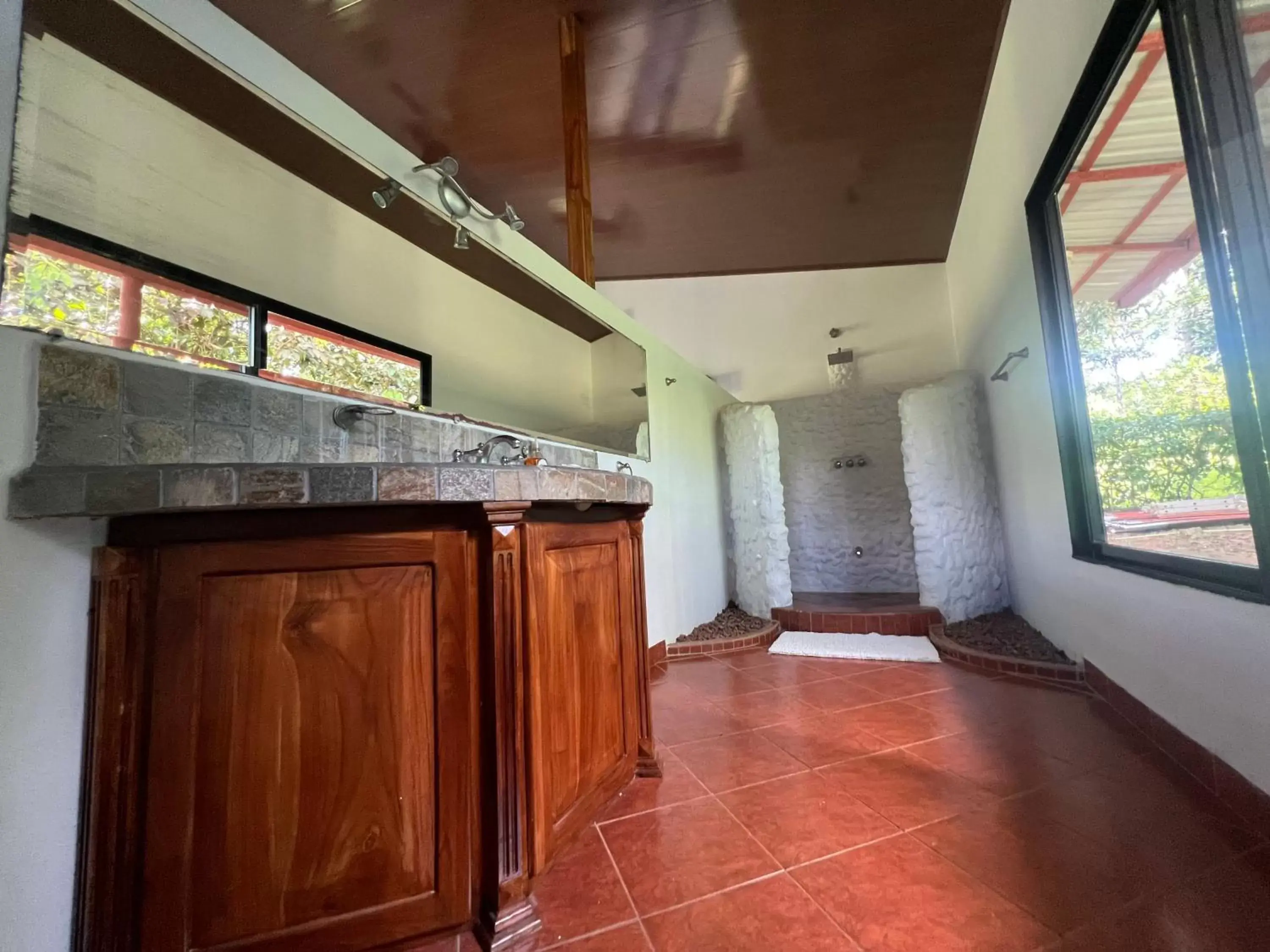 Bathroom, Kitchen/Kitchenette in Blue Banyan Inn