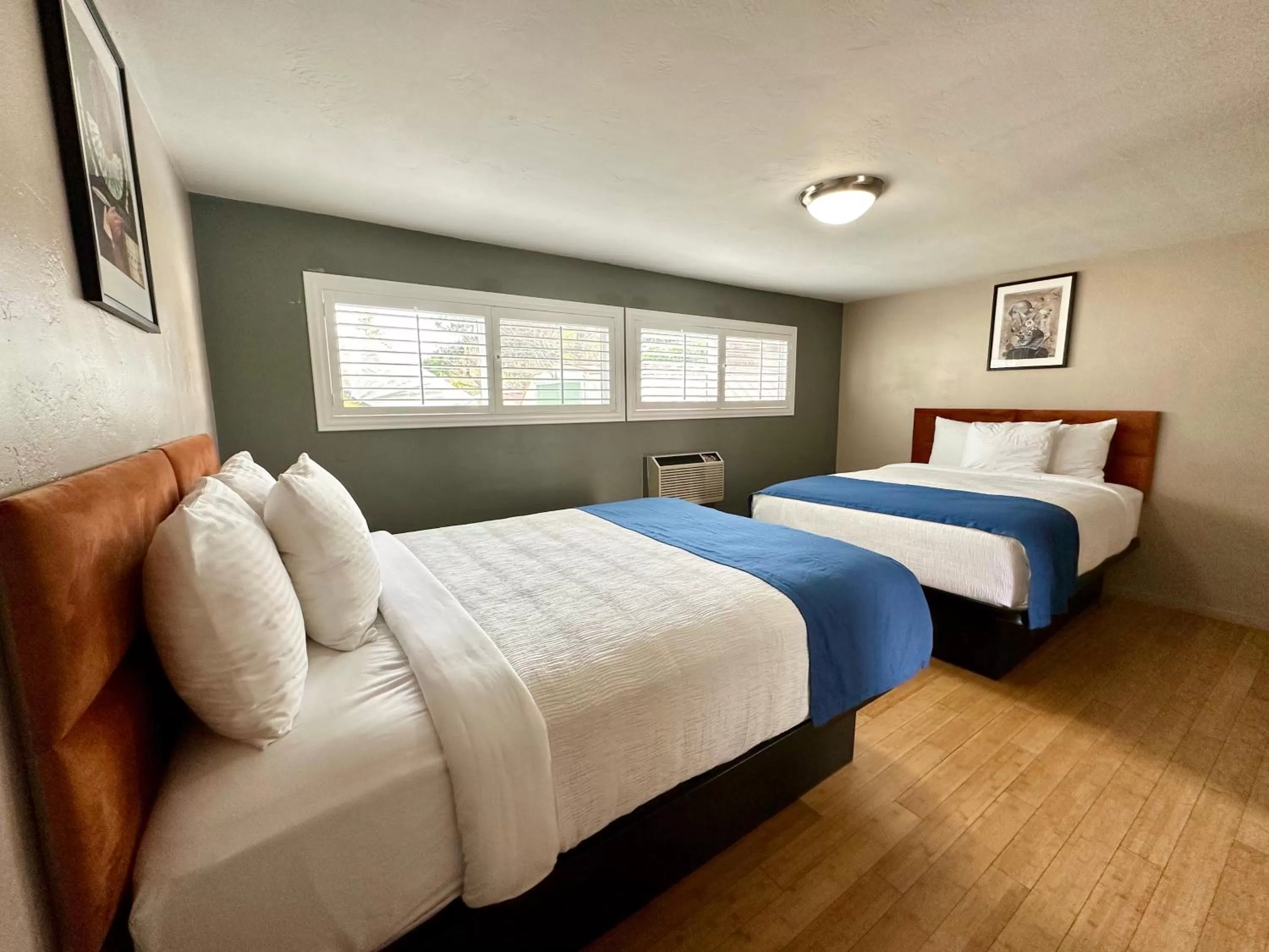 Bedroom, Bed in Ashland Motel - Oregon
