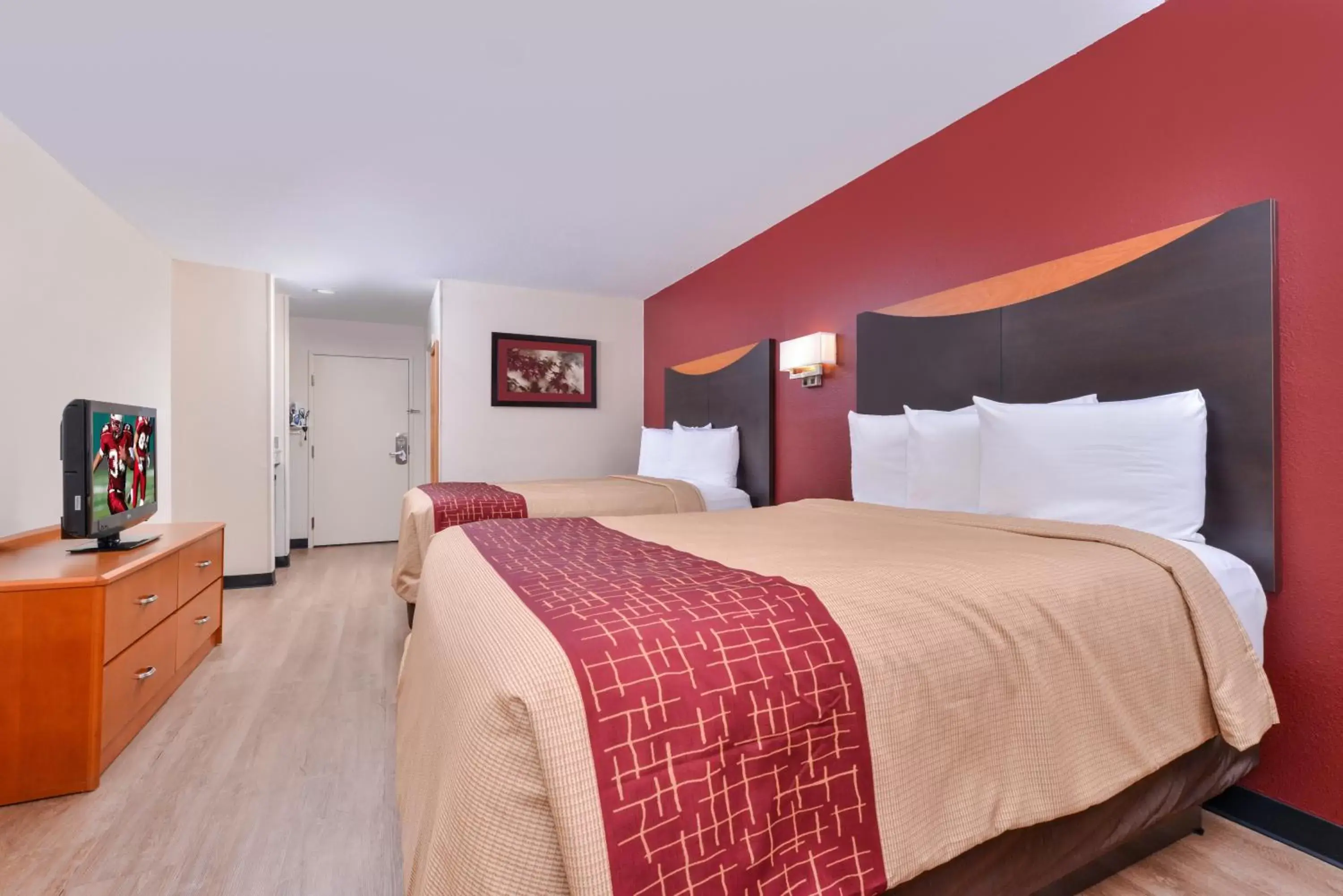 Photo of the whole room, Bed in Red Roof Inn & Suites Danville, IL